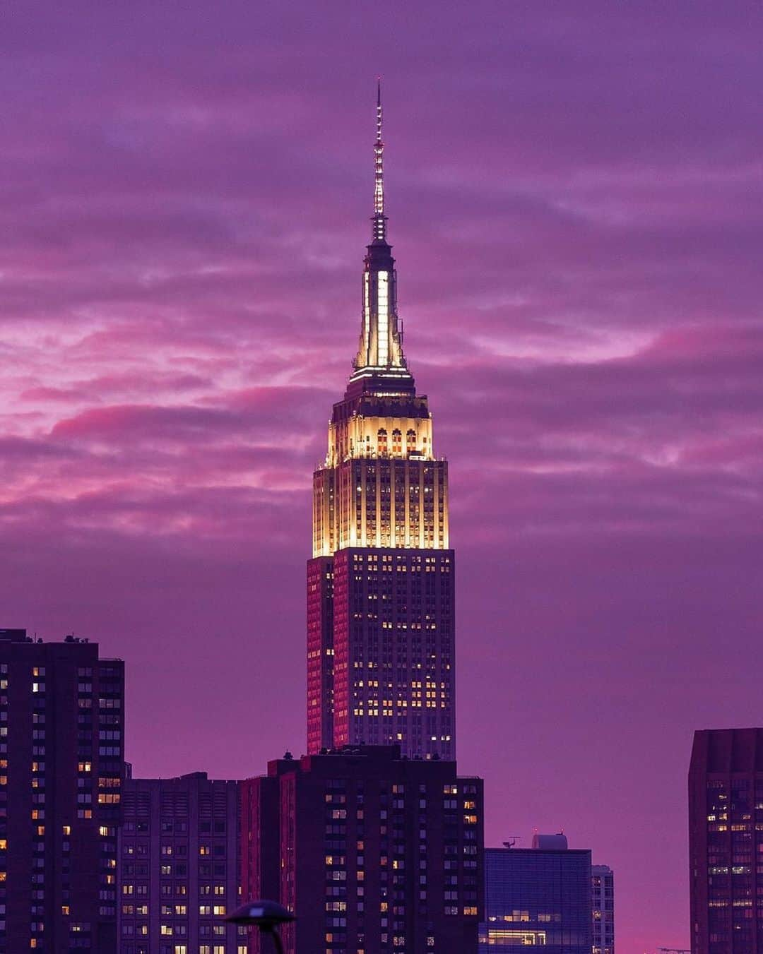 Empire State Buildingさんのインスタグラム写真 - (Empire State BuildingInstagram)「Experience the #EmpireStateBuilding through the eyes of a celebrity. Visit this link for more: esbo.nyc/AllAccessVIP. ✨ . 📷: @captiv_8」6月3日 0時00分 - empirestatebldg