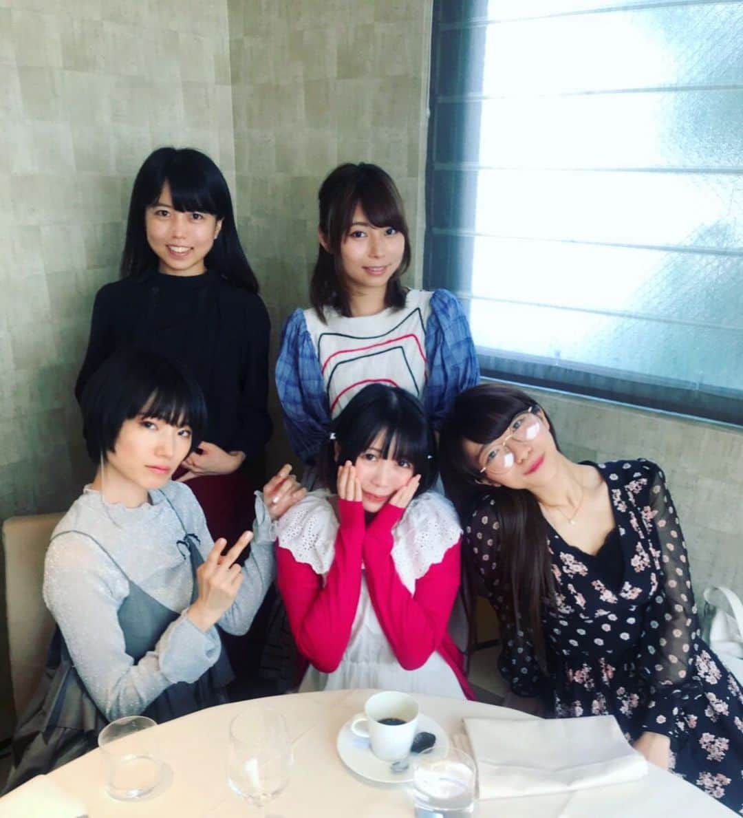 水野しずのインスタグラム：「絵恋ちゃん里咲りさちゃんぱいぱいでか美ちゃん姫乃たまちゃんとわたくしの5人でたまちゃんの卒業祝いも兼ねてオシャレランチをしたよ👨‍🍳🥖女子会というより自助グループという雰囲気。この人物群の共通項は「全員自分以外の全人類に曖昧でちょっとロマンチック(非現実的)な憧れがある」だよ。老後ヒマだったらみんなで老人ホーム建てて猫ちゃんを飼いましょう✋♡♡♡」