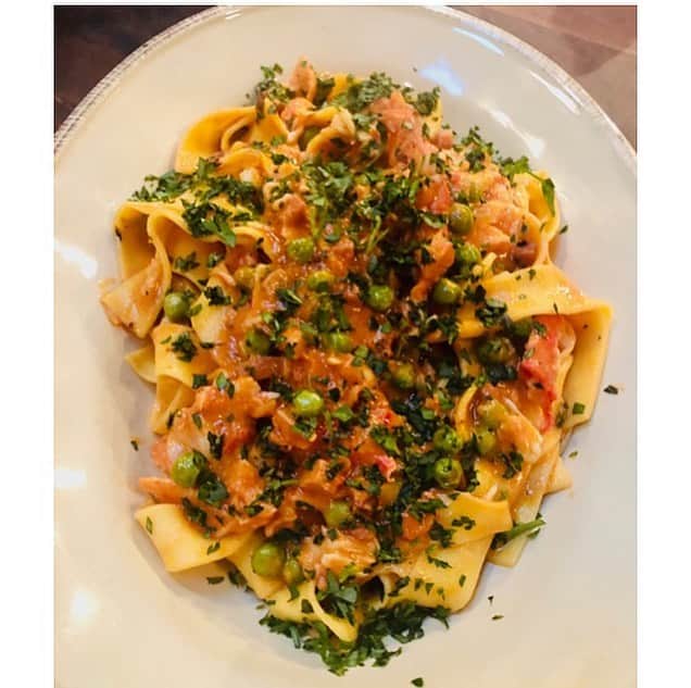 レイチェル・レイさんのインスタグラム写真 - (レイチェル・レイInstagram)「Weekend #FoodFolio 💪🏻 ⠀⠀⠀⠀⠀⠀⠀⠀⠀ Go Fish: tilapia w old bay flour and egg on toast points w lemon and a yogurt caper dill caper tarter sauce ⠀⠀⠀⠀⠀⠀⠀⠀⠀ ⠀⠀⠀⠀⠀⠀⠀⠀⠀ Pappardelle egg ribbon pasta w 🥓 , 🦀 , 🍅 , peas, mascarpone, tarragon + parsley ⠀⠀⠀⠀⠀⠀⠀⠀⠀ ⠀⠀⠀⠀⠀⠀⠀⠀⠀ Spice and herb omelet: TONS of mint, parsley, dill and cilantro, garlic, potato, leek, cumin, coriander, barberries, fenugreek, black pepper, cardamom, turmeric - topped w watermelon radish, bread and butter pickles, edible flowers ⠀⠀⠀⠀⠀⠀⠀⠀⠀ ⠀⠀⠀⠀⠀⠀⠀⠀⠀ Pepper Fry ✌🏻 ways - Cauliflower + Beef - for the Pepper Fry spice: Pepper, mustard seed, cumin, caraway, coriander, curry leaves, chilies plus fresh turmeric, ginger, garlic. Toast in a pan and fry w beef and/or cauliflower, then simmer w Shaoxing or sherry wine, hot and sweet peppers, red onions. ⠀⠀⠀⠀⠀⠀⠀⠀⠀ Serve w Basmati rice w cardamom, cinnamon, garlic and curry leaves. ⠀⠀⠀⠀⠀⠀⠀⠀⠀ Fresh and dried curry leaves are available at @kalustyans online. I buy my spices at La Boite in line and Kalustyan for other ingredients they ship ⠀⠀⠀⠀⠀⠀⠀⠀⠀ Happy cooking 👋🏻」6月2日 23時59分 - rachaelray