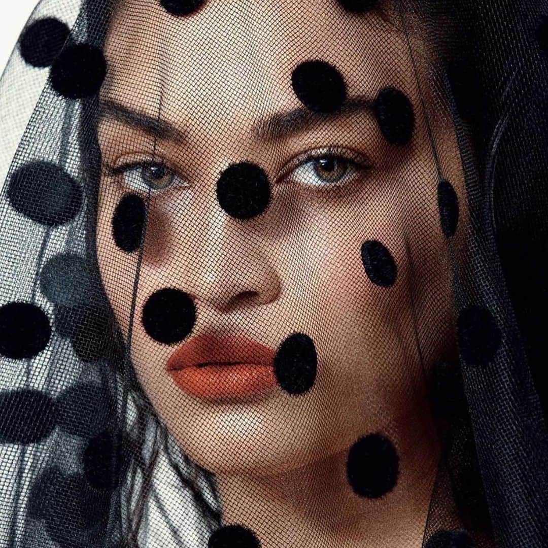 シャニーナ・シャイクのインスタグラム：「black veil 🖤 for @lbeautemx」