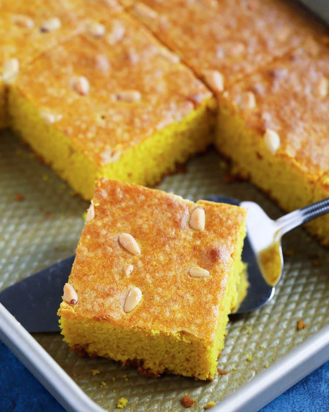 Easy Recipesさんのインスタグラム写真 - (Easy RecipesInstagram)「This super yummy Sfouf (Lebanese Turmeric Cake) recipe is to die for! With the Eid coming up, this would be a perfect addition to your dessert menu. Grab the recipe with step by step photos from my blog!  https://www.cookinwithmima.com/sfouf/」6月3日 0時02分 - cookinwithmima