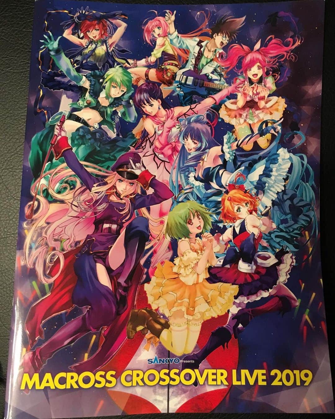 中倉隆道さんのインスタグラム写真 - (中倉隆道Instagram)「. マクロスクロスオーバーライブ✨ . 最高すぎた！！😊✨ . 各作品の名曲だらけで アーティストの皆さんの歌唱とパフォーマンスに感涙😭💕 . . セトリやサプライズも含めて素晴らしい内容だったの . . 何よりも感動したのが 幕張メッセの会場の演出の仕方！ . 我々観客が作品の中に入り込んだかのような映像とパフォーマンスと流れで 各作品の歌唱シーンをリアルにアニメの中で見ている感じだった😊 . . この演出最高すぎるでしょ！ 幕張メッセの平場の会場だったから余計にそう感じたのかも♬ . マクロスファンとして作品を愛し続けて良かったーって思える最高のライブだったなー😄👍 . . Δの新作劇場版のタイトルのビックリマークの数、ホントに気になる！！！！！！ . . #マクロス #マクロスクロスオーバーライブ #m魂 #アニメ研究家 #中倉隆道 #フリーアナウンサー #柿ピー研究家」6月3日 0時06分 - ryudo.tokyo