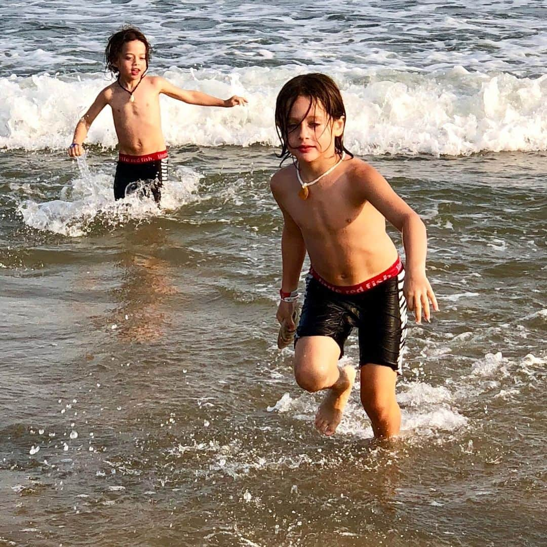 レイチェル・ゾーさんのインスタグラム写真 - (レイチェル・ゾーInstagram)「May you always be this happy and free 🙏🏻❤️#beachbabes forever 🌊☀️ #happyplace #sundayvibes #skyandkaius💙👼 xoRZ」6月3日 0時08分 - rachelzoe