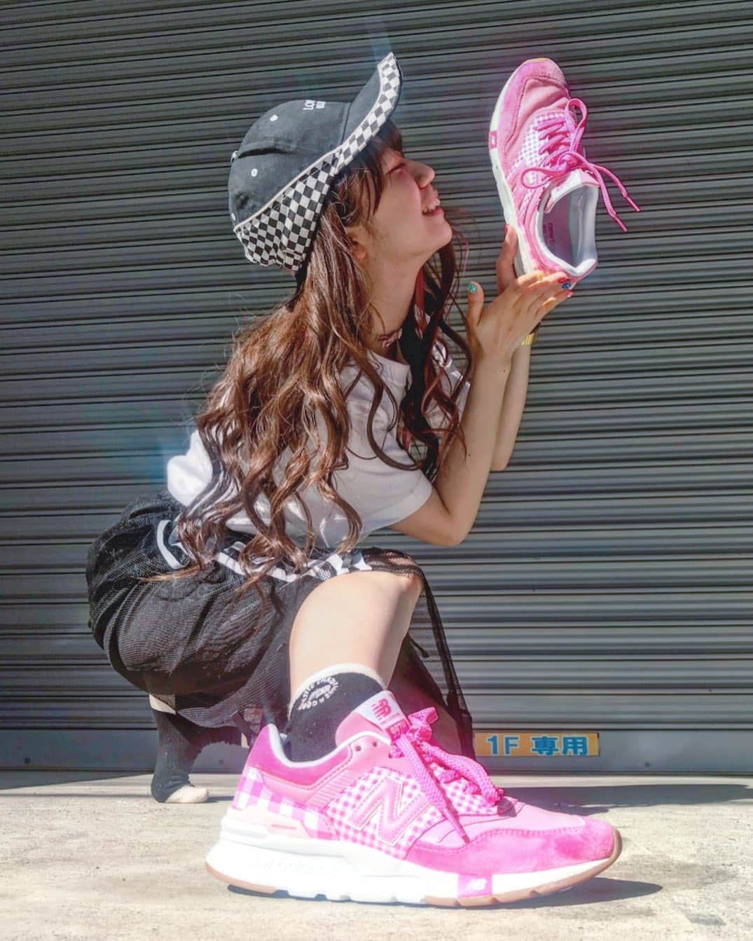ぱいぱいでか美のインスタグラム：「最近ゲットしためちゃくちゃ可愛いニューバランス見て。 キモ撮りのやり方合ってるかわからんけど見て。 ꙳ #sneaker #newbalance  #キモ撮り #俺はインスタグラマーになりてぇ ꙳ ピンクのギンガムチェックのNew Balanceとかめちゃくちゃ可愛くないですか？！ 好きなバランスランキング2位です。 一位は梁川奈々美ちゃんの写真集『unbalance』です。 キモ撮りに大変自信がなく、片足の靴下丸見えなのとか全然よくわかりませんが こんな感じなのではということでやってます。 この日のコーデ夏感あって好きだったからまた載せちゃおーっと。 インスタグラマーだから載せちゃうよ。」