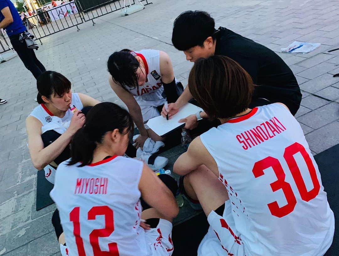 大神雄子さんのインスタグラム写真 - (大神雄子Instagram)「RESPECT ✊!!! “3WS” FIBAが主催するツアーの第一回大会が中国成都で開催🔥  昨年のWC3位フランス、4位中国に勝って2位で大会を終えました。  試合するごとに会場が日本の応援に変わっていく。 やはり人は感じて動くものなのだとこのメンバーが証明してくれたのだと思います！  おめでとう🎉 ありがとう😊  #3x3 @fiba3x3 @jba3x3official  #パンダの街 #成都  #久しぶりの中国 #5年前住んでたことが信じられない😅 #みんな秘密は中国においてきたかな😏？ #日本のサポートスタッフが最終日には増えていた🤨？笑 #improve #ワンジージー」6月3日 0時14分 - shin___01