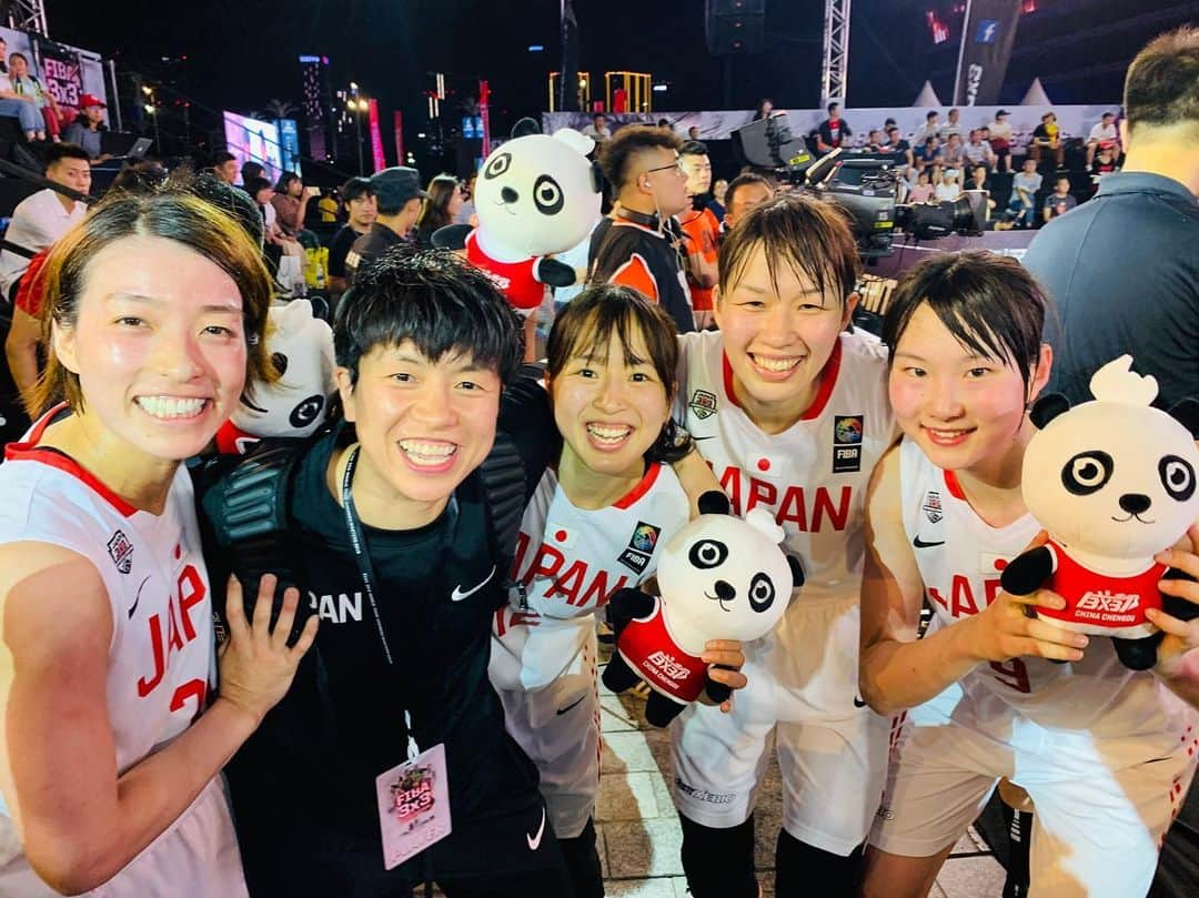 大神雄子さんのインスタグラム写真 - (大神雄子Instagram)「RESPECT ✊!!! “3WS” FIBAが主催するツアーの第一回大会が中国成都で開催🔥  昨年のWC3位フランス、4位中国に勝って2位で大会を終えました。  試合するごとに会場が日本の応援に変わっていく。 やはり人は感じて動くものなのだとこのメンバーが証明してくれたのだと思います！  おめでとう🎉 ありがとう😊  #3x3 @fiba3x3 @jba3x3official  #パンダの街 #成都  #久しぶりの中国 #5年前住んでたことが信じられない😅 #みんな秘密は中国においてきたかな😏？ #日本のサポートスタッフが最終日には増えていた🤨？笑 #improve #ワンジージー」6月3日 0時14分 - shin___01