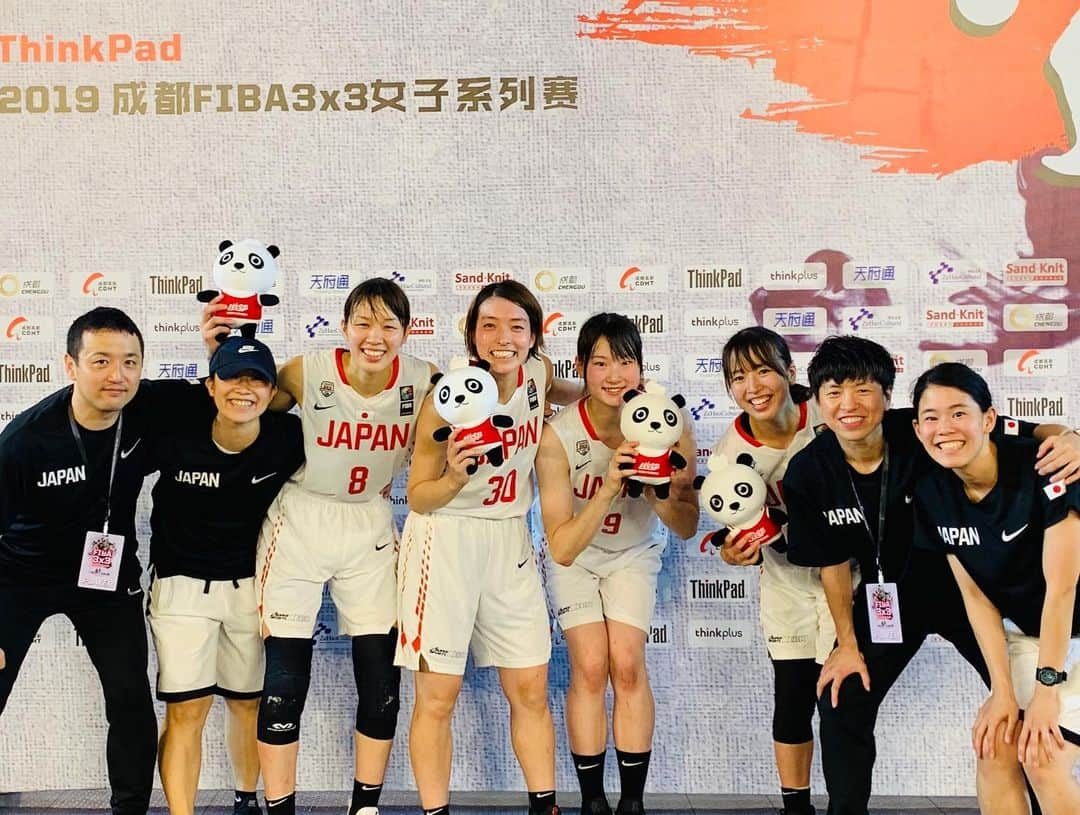 大神雄子さんのインスタグラム写真 - (大神雄子Instagram)「RESPECT ✊!!! “3WS” FIBAが主催するツアーの第一回大会が中国成都で開催🔥  昨年のWC3位フランス、4位中国に勝って2位で大会を終えました。  試合するごとに会場が日本の応援に変わっていく。 やはり人は感じて動くものなのだとこのメンバーが証明してくれたのだと思います！  おめでとう🎉 ありがとう😊  #3x3 @fiba3x3 @jba3x3official  #パンダの街 #成都  #久しぶりの中国 #5年前住んでたことが信じられない😅 #みんな秘密は中国においてきたかな😏？ #日本のサポートスタッフが最終日には増えていた🤨？笑 #improve #ワンジージー」6月3日 0時14分 - shin___01