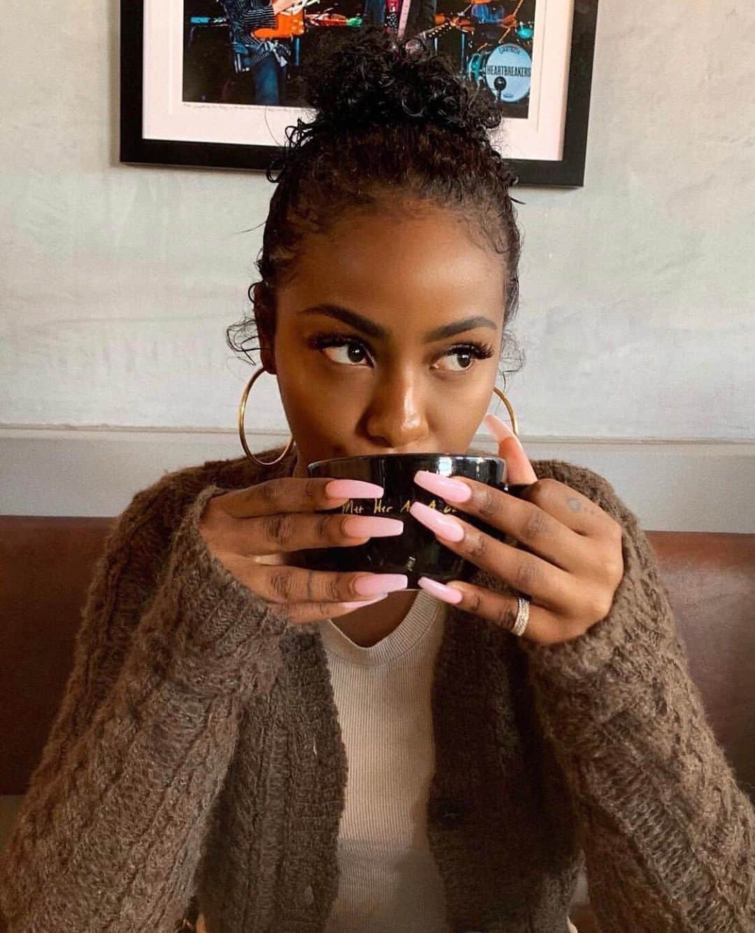 Cosmopolitanさんのインスタグラム写真 - (CosmopolitanInstagram)「Funny, it *almost* sounded like you tried to talk to me before my morning cup. ✋  #rg @justineskye」6月3日 0時19分 - cosmopolitan