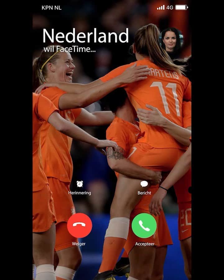 ロビン・ファン・ペルシのインスタグラム：「OranjeLeeuwinnen, heel Nederland staat achter jullie! Van jong tot oud, dat jullie meisjesdromen kunnen waarmaken. Heel Nederland staat achter Oranje!  Succes! 🦁」