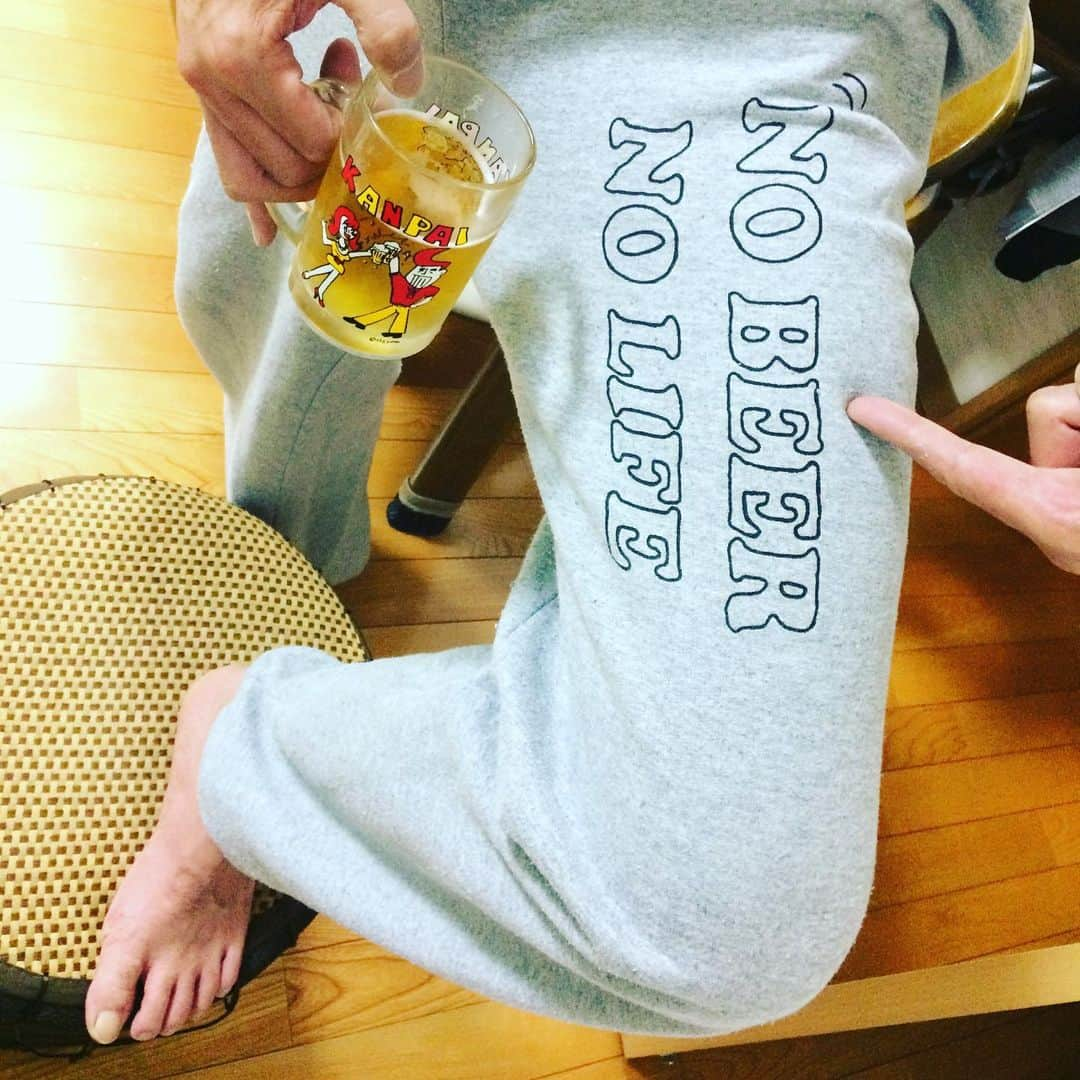 黒川忠文さんのインスタグラム写真 - (黒川忠文Instagram)「昨夜はちょいと飲み過ぎたかな😅 今夜は少なめに❗️ NO BEER  NO LIFE  ネタこれがラスト！ スウェットパンツ。  #禁酒解禁  #ビールがうまい  #痔核  #nobeernolife」6月3日 0時14分 - kurokawatadafumi