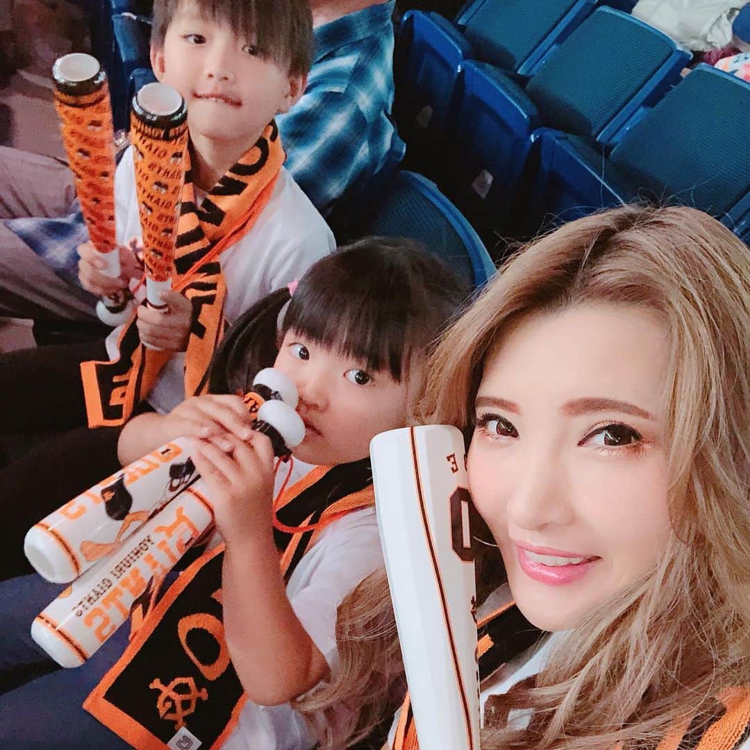 のインスタグラム：「ファミリーで東京ドームへ⚾️ 巨人と中日戦 ・ 今日は坂本選手が ホームランを打ってくれたよ❣️ ・ ・  2本も❣️❣️❣️ ・ ・ 昨日は阿部慎之介さんがホームラン打ったし、すごいなぁ😉 ・ ・ あれ慎之介さんがいらっしゃったから記念撮影していただきました💖 ありがとうござました🙏✨ #山内智恵  #マキ #マキろん #東京ドーム #巨人女子 #ホームラン #坂本選手  #阿部慎之介  #あれ慎之介」