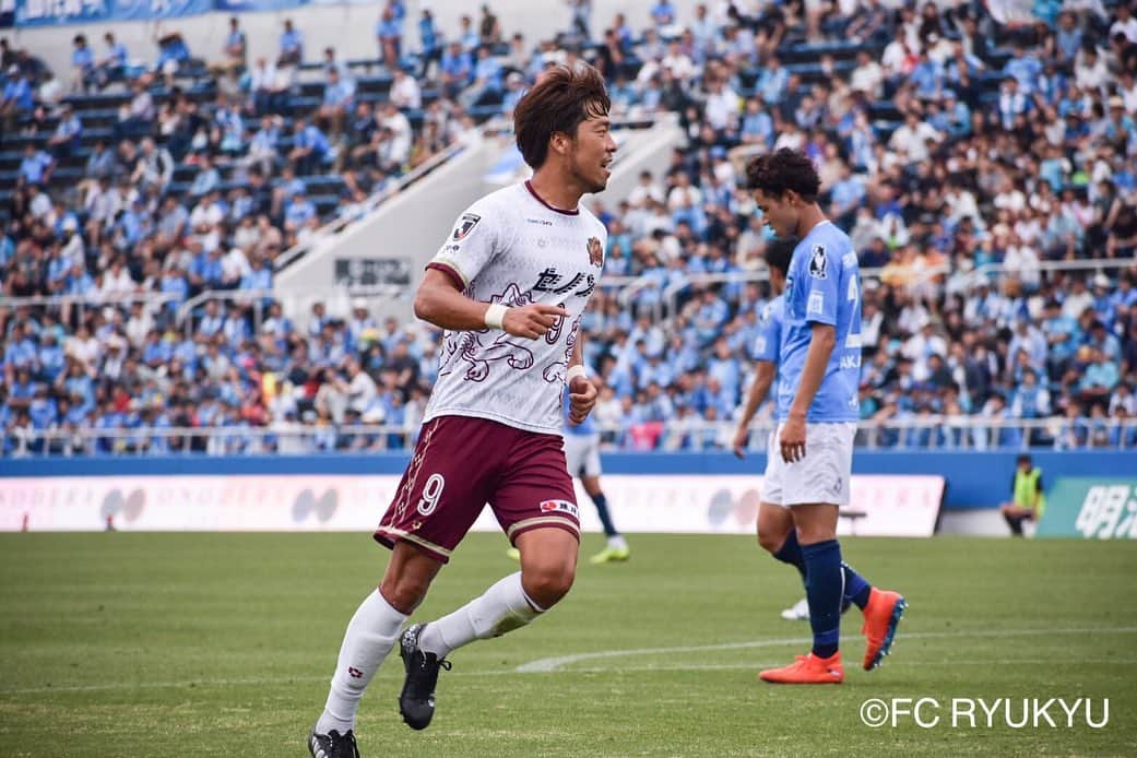 FC琉球さんのインスタグラム写真 - (FC琉球Instagram)「⚽️﻿﻿﻿﻿﻿﻿﻿﻿﻿﻿﻿ 第16節 #横浜FC 戦﻿ ゴール後の #鈴木孝司﻿ #徳元悠平 とのこのシーンは﻿ なんだかほっこりしました。﻿ ﻿ チームとしては残念な結果となってしまいましたが﻿ 鈴木個人としてはJ2リーグゴールランキング﻿ 一位タイとなっております👟⚽️✨﻿ ﻿ ﻿ ﻿﻿▶️NEXT HOME GAME◀️﻿﻿﻿﻿﻿﻿﻿﻿﻿ 【明治安田生命J2リーグ 第17節﻿﻿﻿﻿】﻿﻿﻿﻿﻿﻿﻿ ﻿﻿﻿﻿﻿﻿﻿ 🗓2019年5 6月8日(土)﻿﻿﻿﻿﻿﻿﻿﻿﻿﻿﻿﻿﻿﻿﻿﻿﻿﻿ 🆚 #ツエーゲン金沢﻿﻿ ⏰19:30KO﻿﻿﻿﻿﻿ 🏟️ #タピック県総ひやごんスタジアム﻿﻿﻿﻿﻿﻿﻿﻿﻿﻿ ﻿﻿﻿﻿﻿﻿﻿ ﻿﻿﻿ #週末はスタジアムに行こう﻿ ﻿﻿﻿﻿﻿﻿﻿ #週末はタピスタに行こう﻿﻿﻿﻿﻿﻿﻿ ﻿﻿﻿ ____________________________________________﻿﻿﻿﻿﻿﻿﻿﻿﻿﻿﻿﻿﻿﻿ ﻿﻿﻿﻿﻿﻿ #コトシハJガハンパナイ﻿﻿﻿﻿﻿﻿﻿﻿﻿﻿ ﻿﻿﻿﻿﻿﻿﻿﻿#コトシハ琉球モハンパナイ﻿﻿﻿﻿﻿﻿﻿﻿﻿﻿﻿ #FC琉球 #fcryukyu #FC琉球HELLOJ2 ﻿﻿﻿﻿﻿﻿﻿﻿﻿﻿﻿﻿﻿﻿﻿ #沖縄 #okinawa #サッカー #soccer #ジンベーニョ #沖縄サッカー #サッカー選手」6月3日 0時20分 - fcryukyu