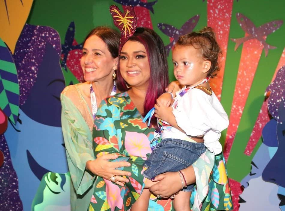 Preta Gilさんのインスタグラム写真 - (Preta GilInstagram)「Minha boadrasta, madrinha do meu filho e da minha neta, mãe de toda nossa família, minha amiga hoje é seu aniversário e só peço a Deus que te cubra de saúde !! Te amo ❤️ feliz tudo @floragil_」6月3日 0時23分 - pretagil