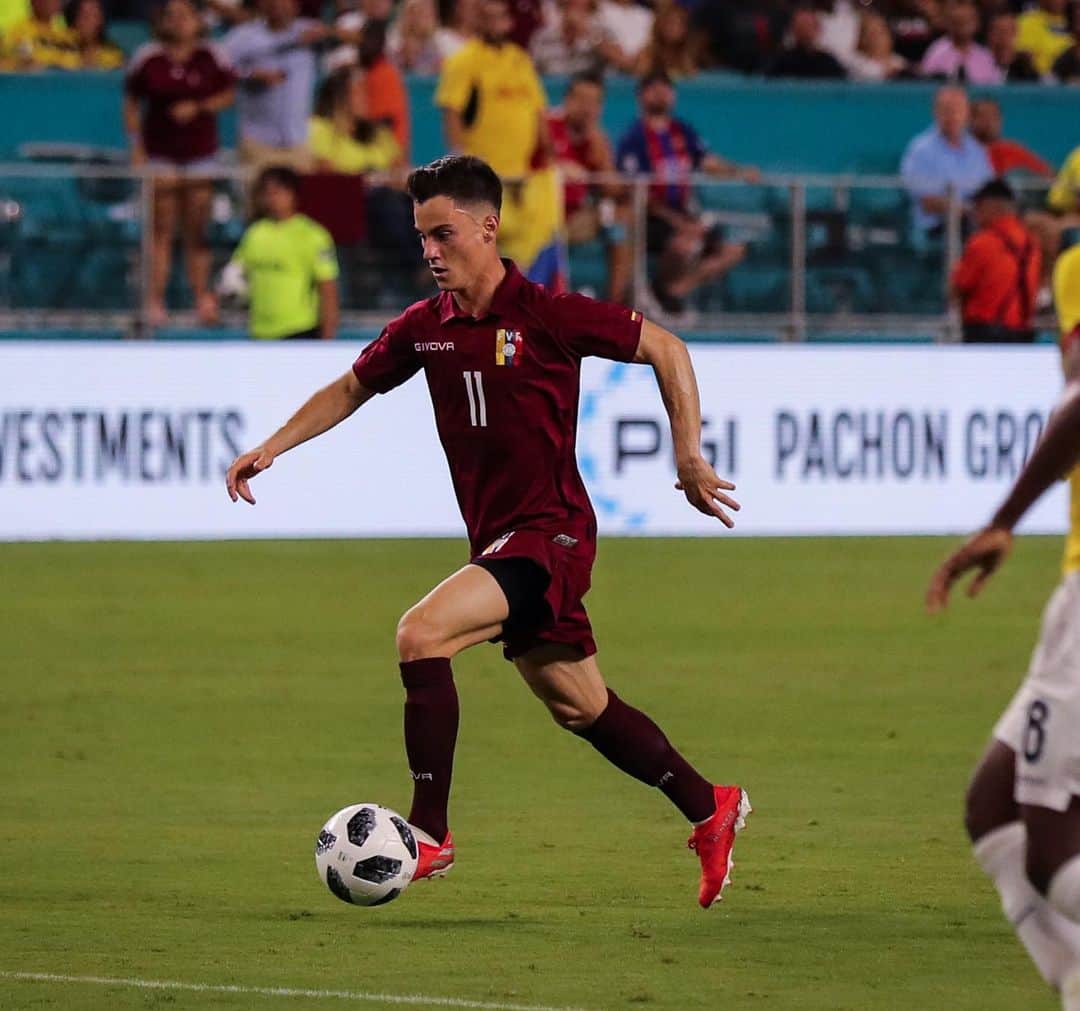 フアン・パブロ・アニョル・アコスタのインスタグラム：「Seguimos 💪🏻🇻🇪⚽️」