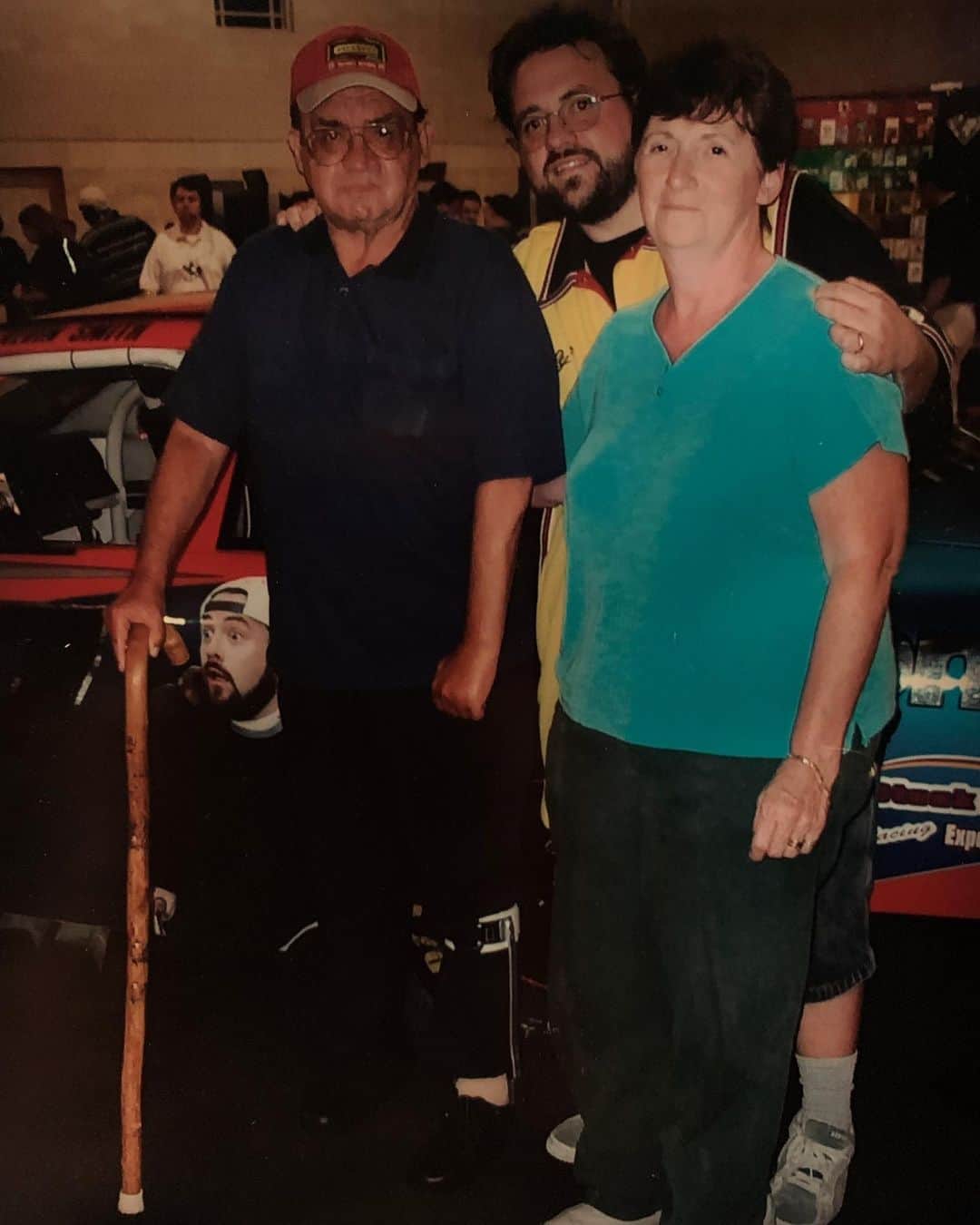ケヴィン・スミスのインスタグラム：「16 years ago yesterday, my Dad up and died. This is one of the last photos that was ever taken of Don Smith (with me and Mom): snapped by @panasonicusa nice guy #edjanda at @wizardworld 2003 in Philadelphia. 12 hours after we took this pic, Dad would be gone. My Mom had called me from Florida to say she and Dad were coming to see me do a Q&A at the Con. I tried to talk them out of coming because it was going to be a busy weekend for me. But my sister (who lived overseas) was visiting Philly at the same time and my Mom decided to come up from Florida with Dad and my brother Donald so she could have all her family in one place for a change. Thank God Mom would not be denied, because what a great day we had. As seen in pic 2, my Old Man was sitting in the front row for my show, laughing it up. Afterwards, we all went out to eat at the Philadelphia Morton’s, where we had a back room to ourselves. Following dinner, I put my Mom and Dad into a cab and said goodnight. I had no idea I was actually saying goodbye to Dad: he died six hours later. It was easily the worst moment of my existence. My Dad was a big figure in my life and I adored the guy. He instilled in me a love of movies that would eventually lead to a 25-year-and-counting career in film. Losing him when he was only 67 (to a massive heart attack) hurt like Hell. However, before I put Dad in the cab that night? We'd all had an amazing dinner together: Mom, Dad, my sister Virginia, her husband Eric, my brother Donald, my wife Jen and me. My Dad's last meal was hardy as fuck (though hardly Vegan): filet mignon, cheesecake and a couple Manhattan's. He spent hours at the table listening to his adult kids telling stories and laughing. He was happy as fuck: he'd won at life. And then he died. Nobody wants to leave this best of all possible worlds - but if you gotta go? At least go with a gut full of good food and a heart full of the love for a family you built with your best friend. For 33 years, he was my most excellent role model. And 16 years after his death, he’s still teaching me stuff. Miss you, Pop. Save me a seat... #KevinSmith #dad #philadelphia #wizardworld」