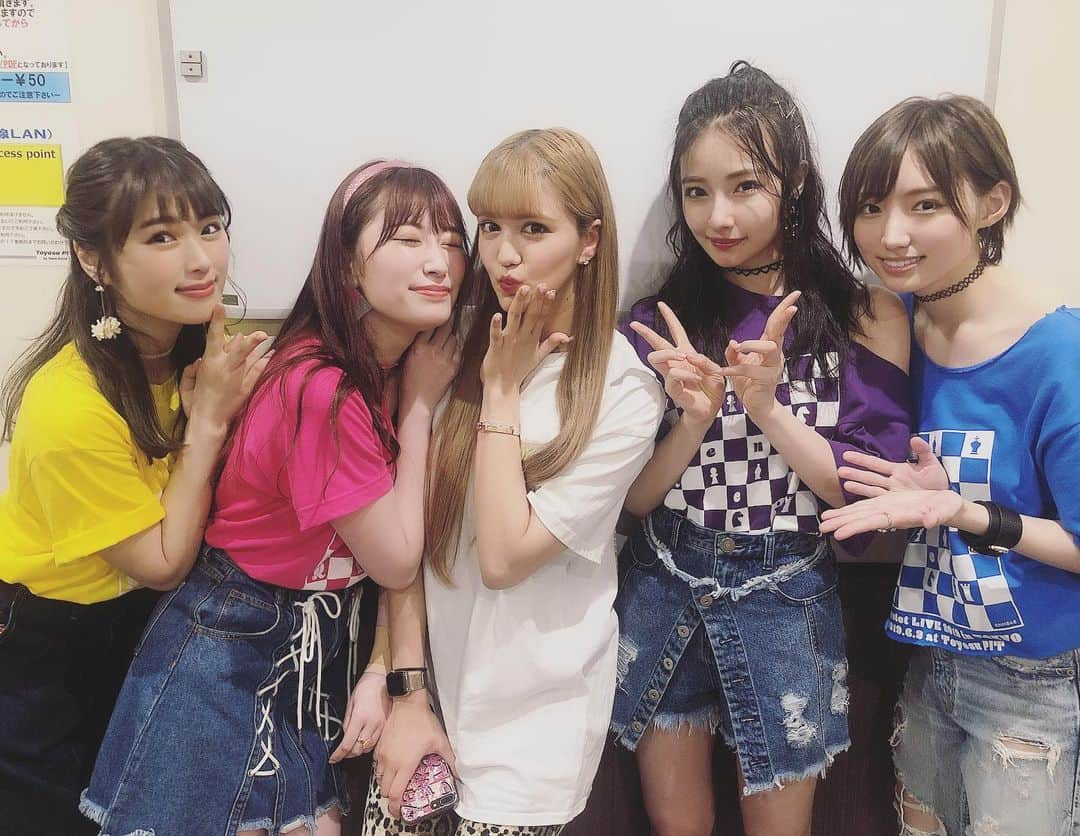 渋谷凪咲さんのインスタグラム写真 - (渋谷凪咲Instagram)「#queentetlive2019intokyo 🗼🌈 . . 来て下さった皆さん、 本当にありがとうございました💗 . もう最高の最高で最高でした！！！！ . . そしてなんと！！ . ホールツアーが決まりました！！ . 🐝8月22日(木) 関東会場 ※詳細後日発表 . 🐝8月29日(木) 大阪 オリックス劇場 . 🐝8月30日(金) 愛知 日本特殊陶業市⺠会館フォレストホールです！ . . とーーーっても嬉しいです😢✨ . . そしてもう一つ！！！ . YouTubeにて『Queentet channel』を開設しました！ . . 今日のライブ映像や、他にも様々な企画を していくのでとーってもお楽しみにしてて下さい💗 . . channel登録宜しくお願いします！ . . どきどき☺️ . . そして今日はモデルの #紗蘭 ちゃんや、 . #乃木坂46 の、#吉田綾乃クリスティー さん、 #久保史緒里 さんも見に来てくださいました💕 . . 他にも沢山の方が見に来て下さり、 お花も頂き、本当にありがとうございました🌷 . . 私達はこれからも、ファンの皆さんと手を 繋ぎながら一緒に色んな景色を見ていきたいです☺️ . 私達から、手を離さないで下さいね🤝 . きっと、楽しい場所にたどり着けますから🌼」6月3日 0時28分 - nagisa_nikoniko