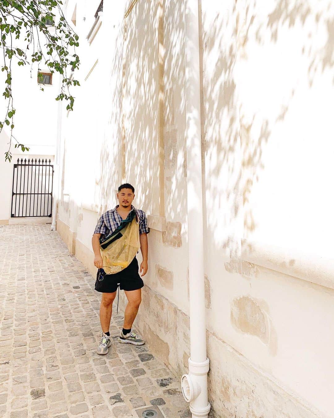 のインスタグラム：「31 DEGREES ☀️ #Paris #sunny #white #guy」