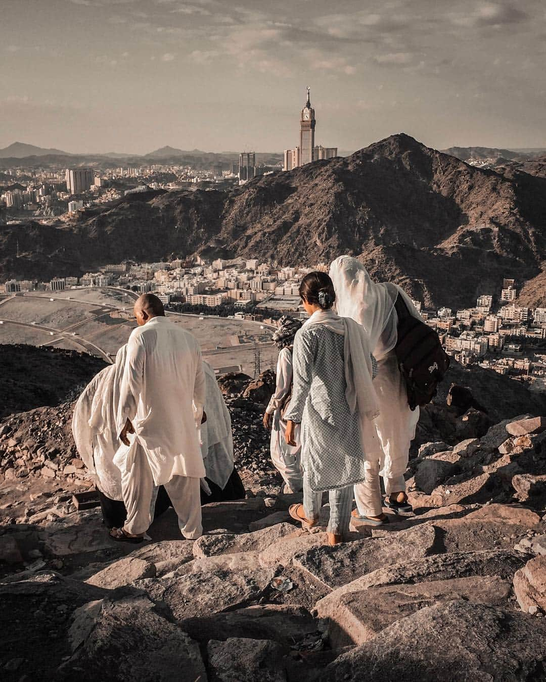 appleさんのインスタグラム写真 - (appleInstagram)「“Mecca is unlike any other city. It makes me think of how we do not differ from one another. There, I’m granted safety and tranquility.” #reflection #ShotoniPhone by Mohamed M. @mohamedmokhtarart」6月3日 0時30分 - apple