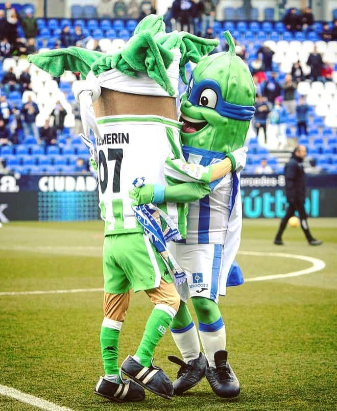 LFPさんのインスタグラム写真 - (LFPInstagram)「#FairPlay... even between mascots! 😄🙌🏻 • #LaLiga #LaLigaSantander #RealBetis #Leganes #Mascots」6月3日 0時39分 - laliga