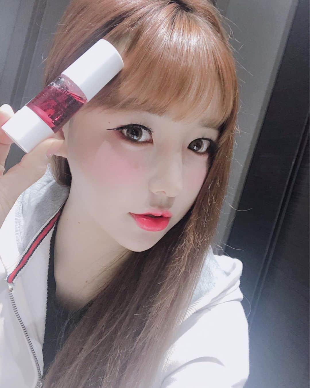 hyeriのインスタグラム：「흔들면요렇게빨강으루!!! 피부개선이 확실한앰플 짱져타아👍 임상을통해확인결과 앰플을사용중단해도 지속력을 검증받아서 더믿을만한 제품!! #퍼스트랩#일동제약#레스베라트롤앰플#극강항산화앰플#이데베논17배항산화앰플 #항산화브라이트닝앰플#항산화기미앰플#노안안녕앰플#동안어서와앰플#앰플추천」