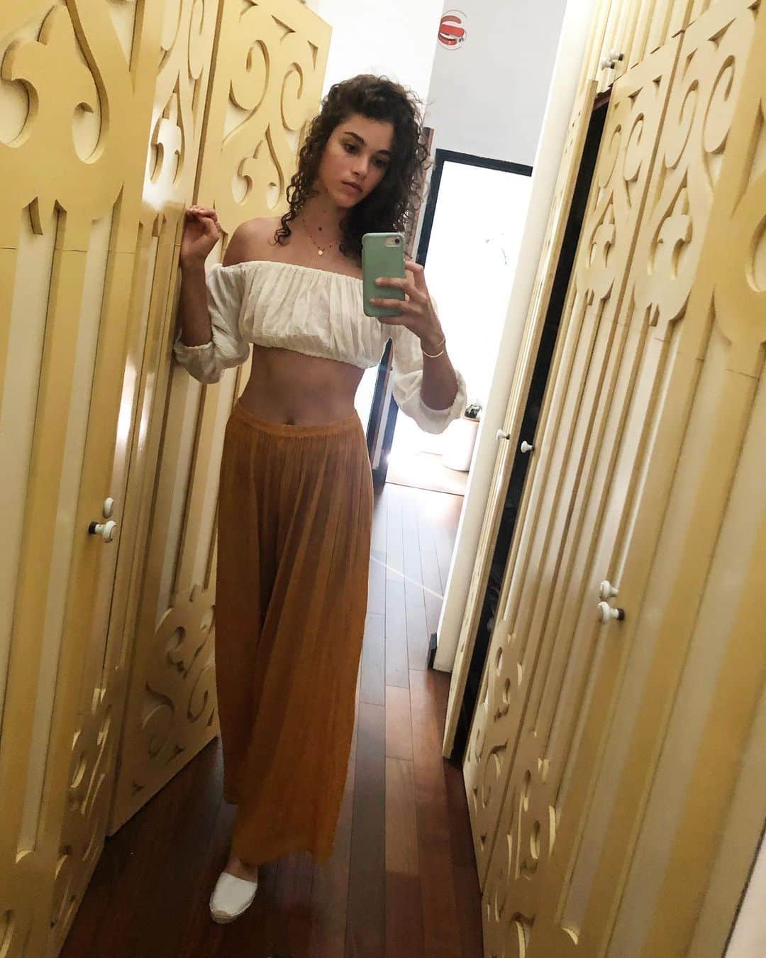 ポーリーヌ・オアロのインスタグラム：「Have me stay 🌊🌞 #montipéi #vienpadiamwincecicela」