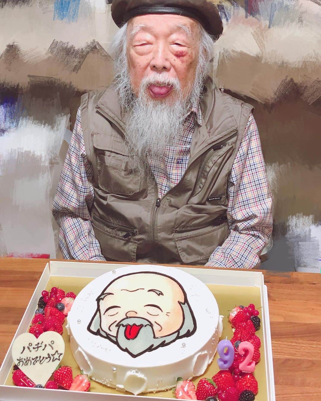 林弓束さんのインスタグラム写真 - (林弓束Instagram)「私のおじいちゃん パヂパの92歳の誕生日が もうすぐなので親族みんなでお誕生日をお祝いしました✨ 昭和2年生まれ。92歳😭✨ 昭和、平成、令和まできたよ！パヂパ！ わたしに万葉集から弓束と名付けてくれたのもパヂパ✨ 大好きなおじいちゃんです。 今年のお誕生日ケーキは、 弟にパヂパの似顔絵をデザインしてもらってオーダーしました。 可愛いケーキで食べるのがもったいなかった🤣✨ パヂパひ孫みるまで元気でいてね。 おめでとう💗 #92歳おめでとう」6月3日 0時41分 - hayashiyuzuka