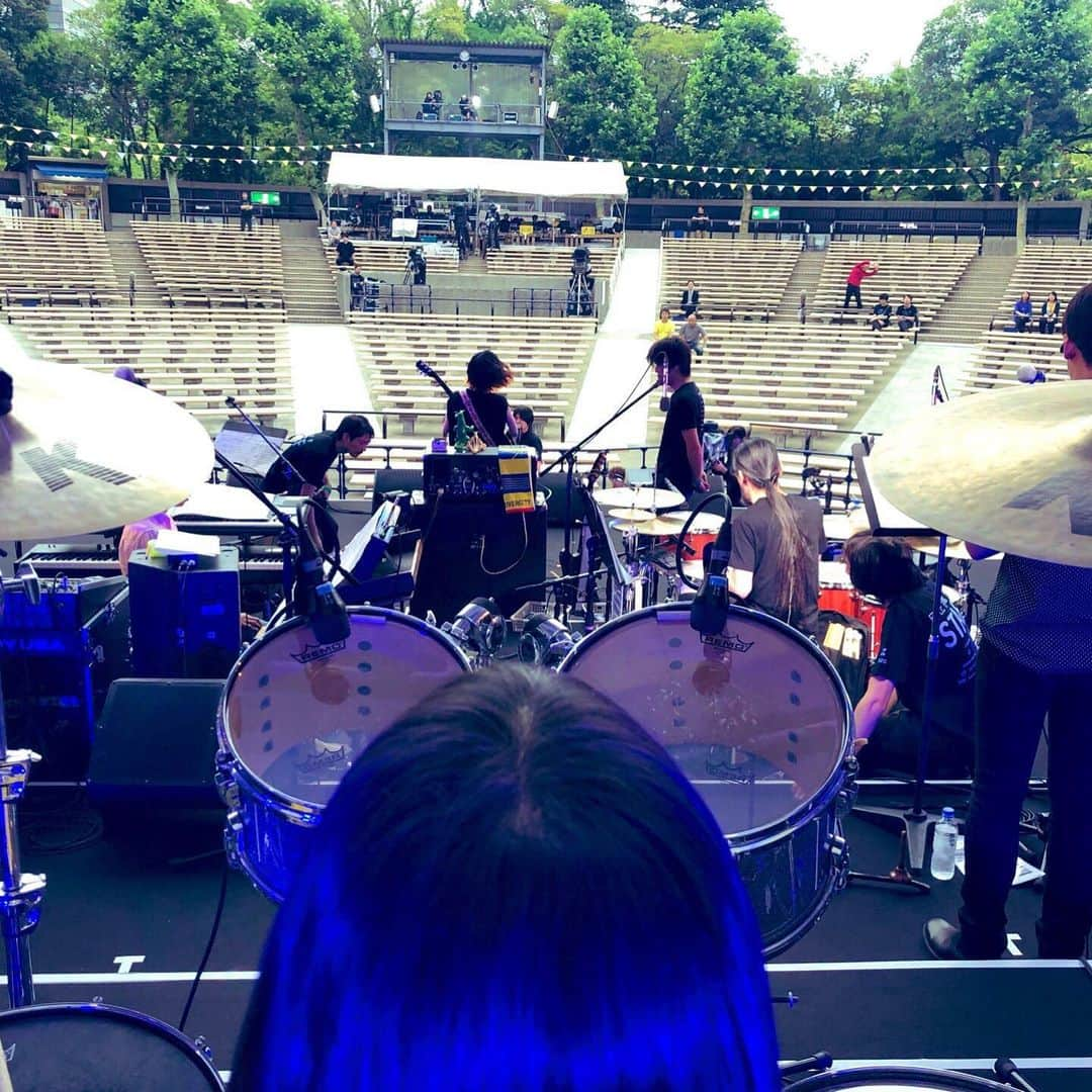 かねあいよよかさんのインスタグラム写真 - (かねあいよよかInstagram)「#日比谷音楽祭 2日間ありがとうございました🤗 今日のステージではReiさんとCreamのカバー『Crossroads』をセッション❣️そしてゴダイゴさんの『Monkey Magic』でも演奏させて頂きました🥁 楽しかったー♫  昼のYAONセッションも最高でした✨ シークレットゲストに椎名林檎さんと宮本浩次さん‼️すごい迫力！ 終演後、憧れの椎名林檎さんにかねあいよよかのCDをお渡しし、握手。私のYouTubeも観たことあるそうで嬉しかったです😄 いつか共演できますように。 「明日も日比谷音楽祭があればいいのに」と娘は話しています。本当に素晴らしい音楽祭でした。  多くの関係者の皆様、お客様ありがとうございます。 とりわけ、日比谷音楽祭の実行委員長であり、スペシャルバンド“The Music Park Orchestra”のベーシストとしても何年も前からずっとずっと全力でがんばった亀田誠治さん、本当にお疲れ様でした❗️ 2日間一緒にリズム隊ができて楽しかったです✨ また必ずやりましょう！ そして来年の音楽祭も。  明日、北海道に帰ります。  みなさんとパチリ📸 ↓ SKY-HIさん、ナオトインティライミさん、タケカワユキヒデさん、cobaさん、R-指定さん、GAKU-MCさん、ピエール中野さん、カースケさん、斎藤有太さん、佐橋佳幸さん、永田ご夫妻、そしてなんとShowroomの前田裕二さんまで！！ そのほかにも写真は撮らなかったけど沢山のかたとお会いできました。  本当にありがとうございました🤗  #よよか #日比谷音楽祭 #yoyoka」6月3日 0時42分 - yoyoka_drums