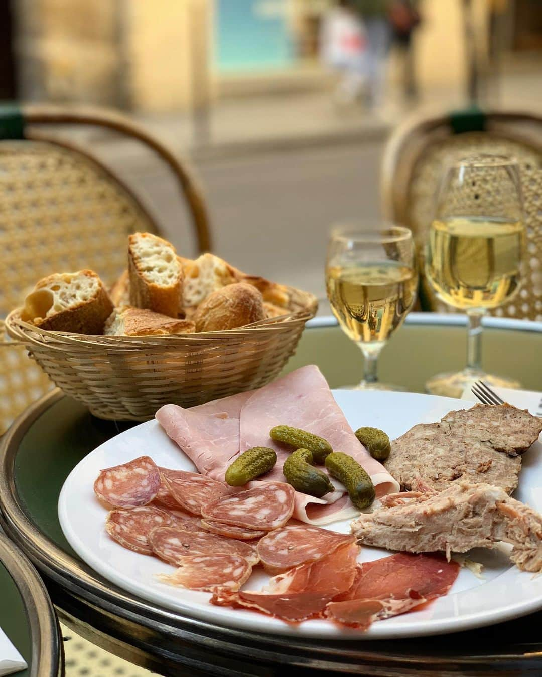 DOMINIQUE ANSEL BAKERYさんのインスタグラム写真 - (DOMINIQUE ANSEL BAKERYInstagram)「Bread, charcuterie, and a glass of chilled Sancerre. Happy Sunday!」6月3日 0時49分 - dominiqueansel