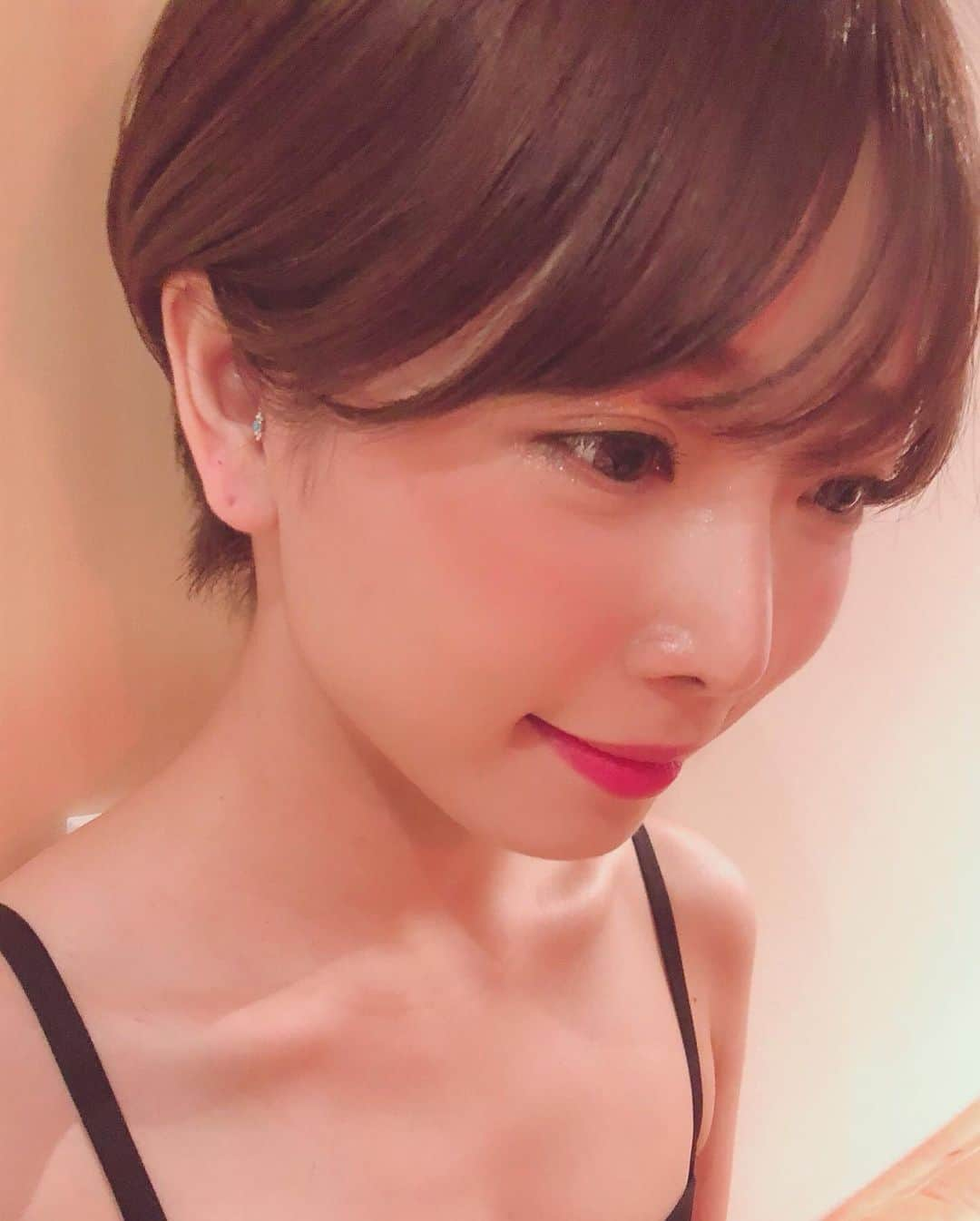 紗倉まなさんのインスタグラム写真 - (紗倉まなInstagram)「数年ぶりのショートに...カットしてもらいました！﻿ ﻿ ﻿ ショートというよりかはベリーショート...になるのかな？人生の中で、一番短くカットしてもらいました。﻿ ﻿ ﻿ 元々はずっと髪の毛を伸ばしていたんですけど、ロングヘアは不評で...。 (勿論、ヘアスタイルなどを褒めてくださる方もいてとてもありがたかったのですが。。。)﻿ ﻿ ﻿ 『ショートではない貴女なんて何の価値もない』とまで言われてしまったり、髪を伸ばしたことで離れるファンの方がいたのも驚きでした。﻿ ﻿ ﻿ デビューした当初からずっとショートヘアだったので、そのイメージが強く色付けされているのだなぁと。そして私の人間性よりかは、ショートであることの見た目やシルエットを好きでいてくださる方が意外にも多かったことを、伸ばしてから改めて実感しては寂しく思ったりしました。﻿ ﻿ ﻿ 写真を投稿するたびに、心無い『ロング批判』を受けて、少しずつ髪を伸ばすモチベーションが下がっていき、プロデューサーさんからも『髪が伸びてすごい老けた』と言われたのが最後の決め手に。﻿ ﻿ 『よっしゃ、もういいや切ろう！』と二年半ぶりにセミロングからミディアムへ...。﻿ ﻿ ﻿ そして今回、さらに思い切ってショートヘア、いや、ベリーショートに。。。！！！﻿ ﻿ ﻿ 元々顔が丸いのがコンプレックスで、意識的に輪郭を隠せたりごまかせる髪型を選んでいたのですが、思い切って顔が丸見えになる髪型を選んでみました。(実はずっと憧れていたけど、自分には似合わないと避け続けていた髪型なのです。)﻿ ﻿ ﻿ これが意外にも、顔を丸出しにすると、心もスッキリするもので...。嫌だ嫌だと隠し続けていた部分が取り払われて、堂々としよう、と気持ちも前向きに。自分でもそんな心の機微に触れるのが新鮮で、なんだかとても嬉しかったな。﻿ ﻿ ﻿ 切る前に時間をかけて似合うヘアを探してくれ、超絶素敵に丁寧にカットしてくださったおかじー(@masaki_okajima )さん、心からありがとうございます！！！﻿ ﻿ ﻿ (そして髪型に似合うように、生活や生き方を変えてみようと決心したよˉ\( ̸ ๑ˋ· ̭ ·ˊ๑ )\_ )﻿ ﻿ ﻿ 長くなってしまいましたが、髪は愛情やその人の歴史が詰まっている大切な存在。私にとっても、思い出が詰まった愛しい存在。仕事でも、顔に影を落としてくれたり、色をつけてくれたり、繊細な表現を宿してくれました。﻿ ﻿ そんな髪よ、ありがとう！！！！！﻿ ﻿ ﻿ 新生まなてぃーもどうかよろしくお願いします。🙇‍♂️」6月3日 0時50分 - sakuramanateee