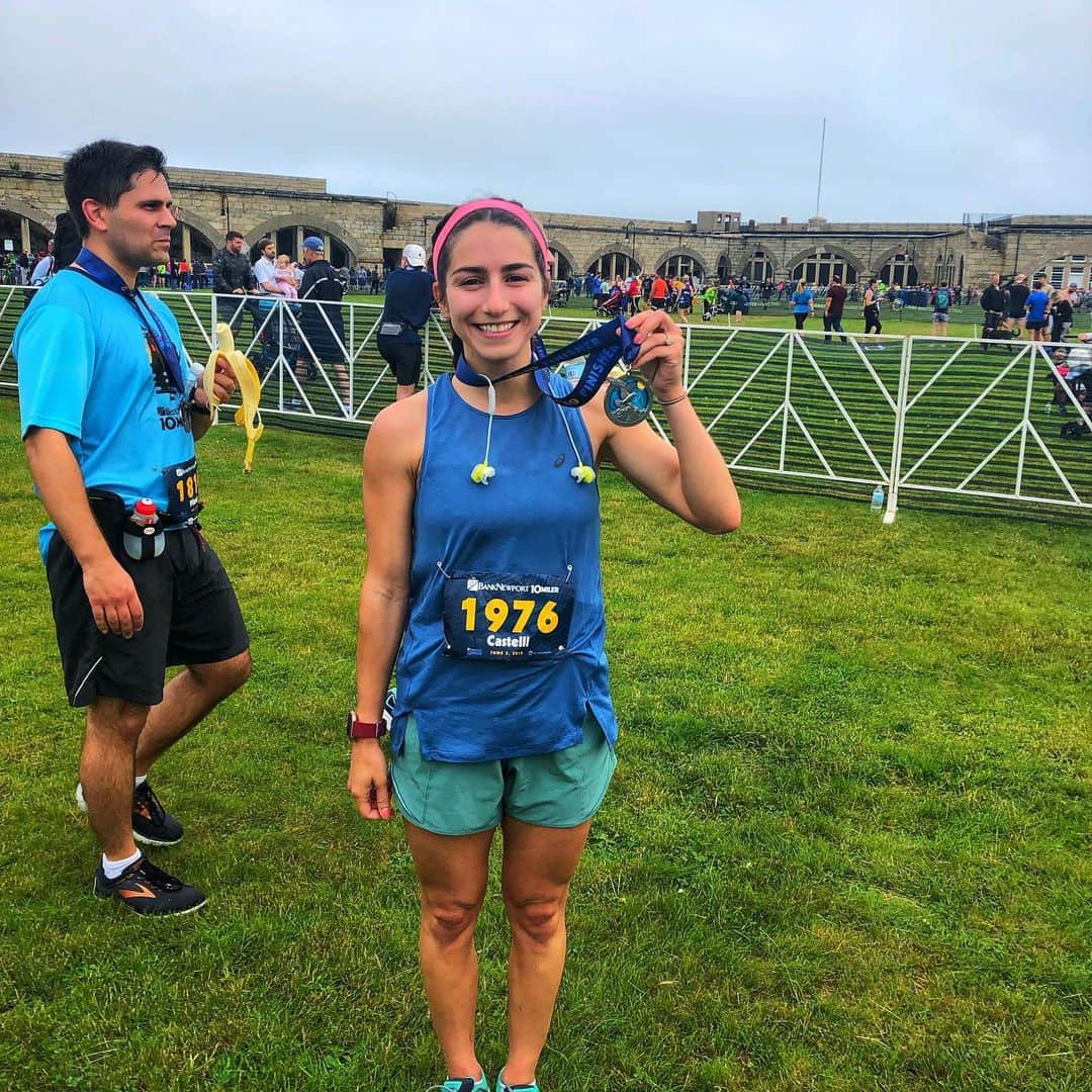 マリッサ・キャステリのインスタグラム：「10miler ✔️unofficial time of 1:22 . Also, this photo bomber with the banana is the best. . . . . . *#runningmotivation #newport10miler #newengland #10miler #fortadams #running #banana #rhoderunner #newport #fitnessmotivation #fitlife #runningmakesmehappy」