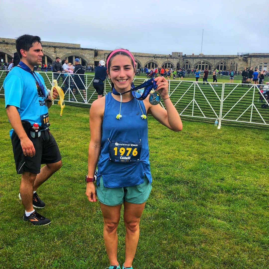 マリッサ・キャステリさんのインスタグラム写真 - (マリッサ・キャステリInstagram)「10miler ✔️unofficial time of 1:22 . Also, this photo bomber with the banana is the best. . . . . . *#runningmotivation #newport10miler #newengland #10miler #fortadams #running #banana #rhoderunner #newport #fitnessmotivation #fitlife #runningmakesmehappy」6月3日 0時51分 - marissacastelli