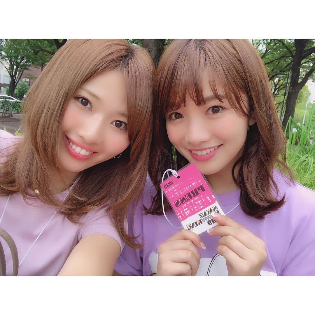 川村茉由さんのインスタグラム写真 - (川村茉由Instagram)「サカスプ🙌 途中ぱなさんと見たいのが 一緒で2人でまわってた💕 ぱなさんとは音楽の趣味も 好きなものの趣味も似てて 話が止まらない！！！ 移動中も空いた時間も ずっと楽しかった😍 * 今もLINE中📲(笑) 美容とコスメの話がわんさか😆 明日ぱなさんが教えてくれた チークを買いに行くのが楽しみ♥️ * サカスプ今日は #ましのみ #とけた電球 #杏沙子 #edda #遥海 #にしな #bamboo #夏代孝明 こんな感じで 周りました〜🙆‍♀️✨ 体が2つあればまだ見たいライブ たくさんあったなぁ。 いっぱい発見があったから 番組で何かけようか迷う🧐💕 * #zipfm #peeps #radio #sakaespring #music #happy #love #like #instagood #follow #me #サカスプ #サカエスプリング #フェス #ライブサーキット」6月3日 0時52分 - mayupi_k