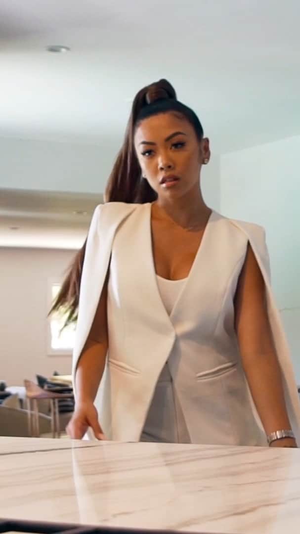 リアン Vのインスタグラム：「Battle of the Realtors 👩🏻‍💼👨🏻‍💼 w/ @bobbynewberry 🎥: @robfish_inc  #milliondollarlisting #realestate #thebrokeagent @thebrokeagent」