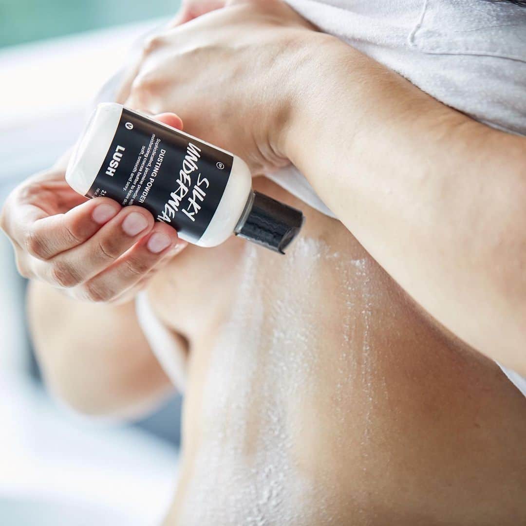 LUSH Cosmeticsさんのインスタグラム写真 - (LUSH CosmeticsInstagram)「If you have boobs, they probably get sweaty. Combat summer under-boob moisture with Silky Underwear! This talc-free powder absorbs wetness and helps prevent chafing anywhere you need it. 🙌」6月3日 0時59分 - lushcosmetics