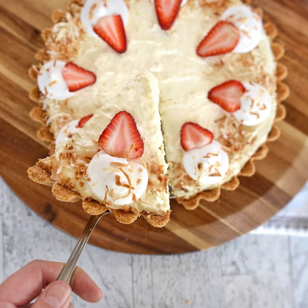 Dole Packaged Foods（ドール）のインスタグラム：「Slice it up and dish it out! Strawberry #PiñaColadaPie has a secret tropical ingredient that takes it to a whole new level of indulge-worthy 🍍 #DoleRecipes」