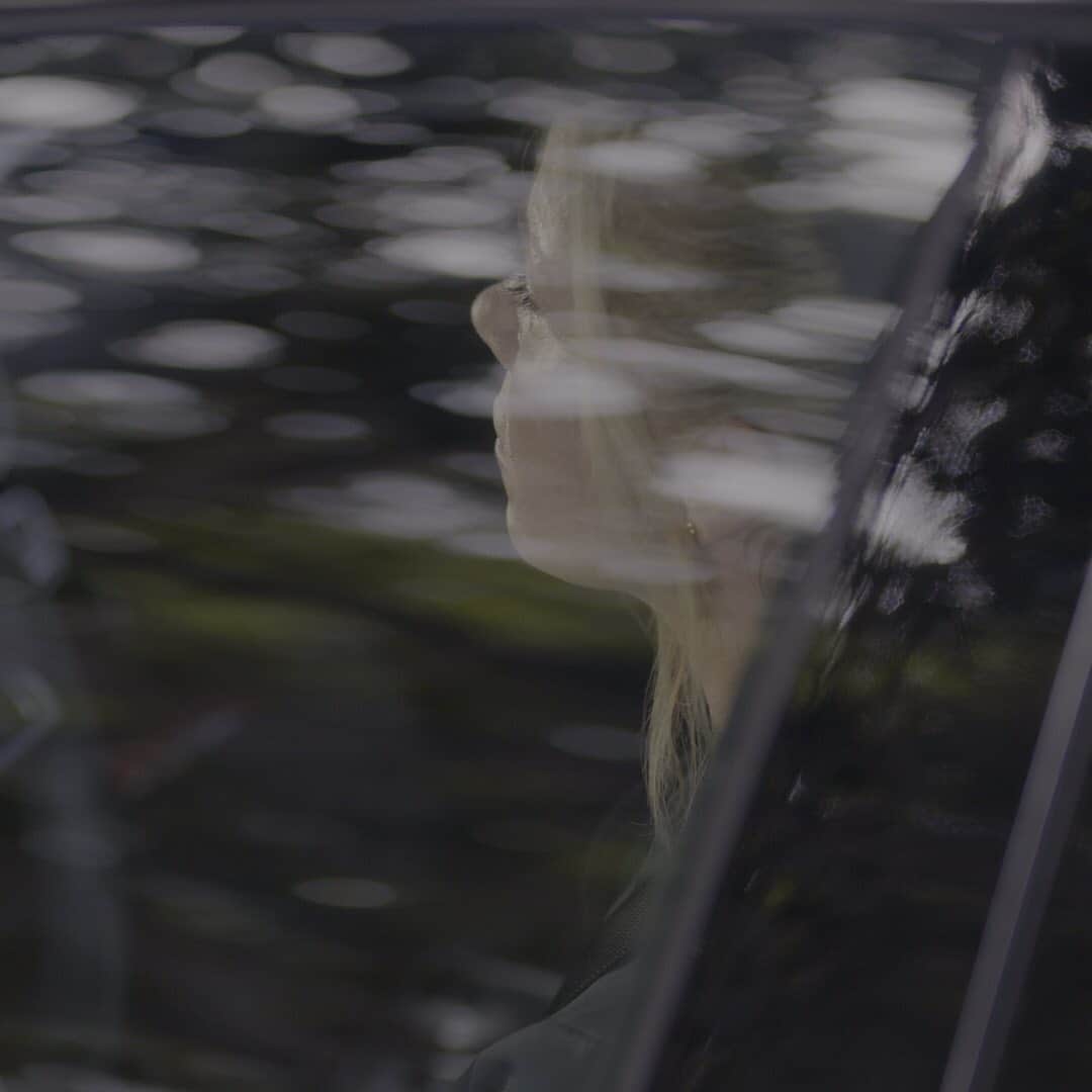 メルセデス・ベンツさんのインスタグラム写真 - (メルセデス・ベンツInstagram)「Tune into @netflix to watch the new television series @deadtome starring Christina Applegate! Be sure to look out for her Mercedes-AMG GLC 43! . . [Mercedes-AMG GLC 43 | Kraftstoffverbrauch kombiniert: 8,3 l/100 km | CO₂-Emissionen kombiniert: 189 g/km | mb4.me/nefz] . . #netflix #deadtome #mercedesbenz #mercedesamg #mercedes #amg #glc34 #TheBestOrNothing #DrivingPerformance」6月3日 1時00分 - mercedesbenz