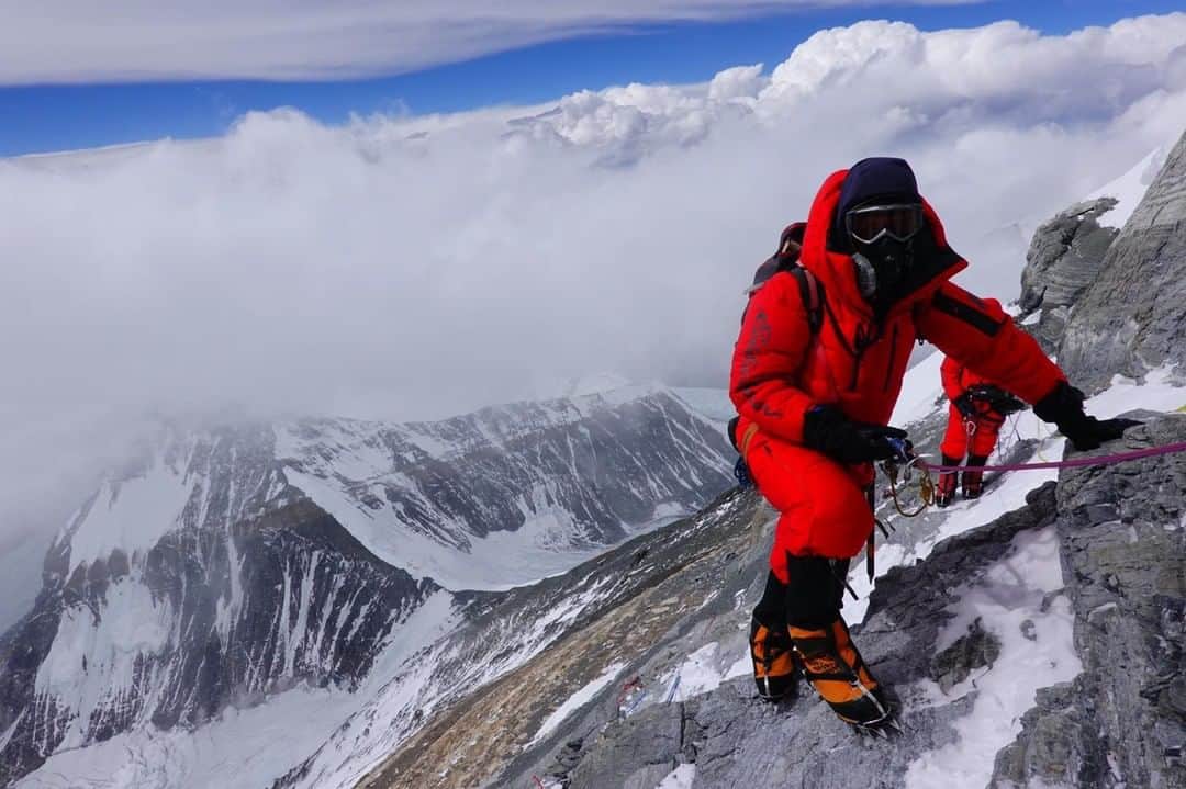 エディー・バウアーさんのインスタグラム写真 - (エディー・バウアーInstagram)「Congratulations to Eddie Bauer Alpine Guide @AdrianBallinger and the @alpenglowexpeditions team of guides, sherpas, and clients for reaching the summit of #MountEverest. The achievement of this team of seasoned veterans is tremendous. We’re so proud of you all. ⁣ ⁣ -- ⁣ ⁣ Nepal is home to eight of the world's 14 highest mountains, including Everest. Mount Everest has always been one of the world’s great natural wonders. A sight of remarkable beauty, it has also become an aspiration of ascent for climbers across the world. We offer a heartfelt salute to the valor of all climbers during the 2019 Everest season.」6月3日 1時00分 - eddiebauer