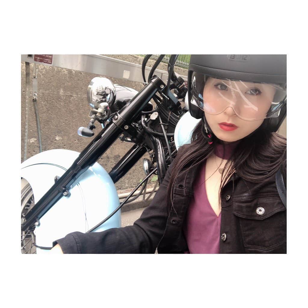 宇田恵菜さんのインスタグラム写真 - (宇田恵菜Instagram)「bike day.x たまにはこんな顔してバイク乗る ------------------------- #motorbike #motorcycle #drifter #vulcan #mybike #ridding #womanrider #vulcandrifter #kawasaki #rider #バイク #バルカン #ドリフター #イザベラ #女性ライダー #バイカー #マイバイク  #kawasakivulcan #kawasakigirl #バルカンドリフター  #えなイズム #ソロツーリング #恵菜バイク #バイク女子 #カワサキ女子 #バイク好き #ショウエイ #shoei」6月3日 1時11分 - ena2727