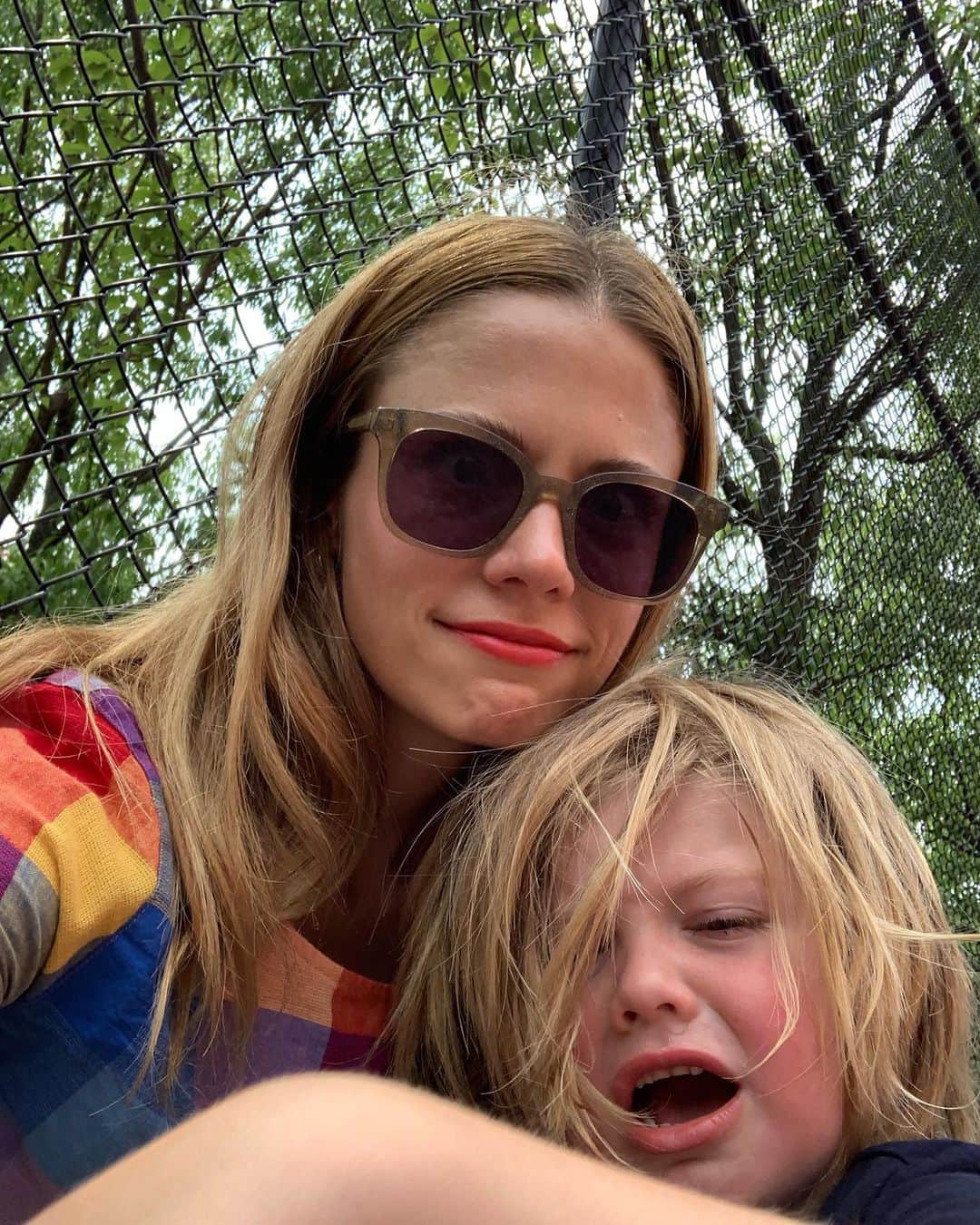 クレア・コフィーのインスタグラム：「you’re not doing summer correctly unless there’s at least one skinned knee before noon」