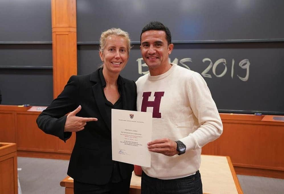 ティム・ケーヒルさんのインスタグラム写真 - (ティム・ケーヒルInstagram)「Hard to put into words how amazing it is to complete this course @harvardhbs with @anitaelberse BUSINESS of ENTERTAINMENT, MEDIA and SPORTS 🤩📚📖⚽️🏀📽🎤🎶 I left school at 16-17 years of age to follow my dreams and I'm so proud to head back to school to enhance my portfolio in the Business world and continue my education. #Blessed #FEARLESS #BEMS」6月3日 1時14分 - tim_cahill