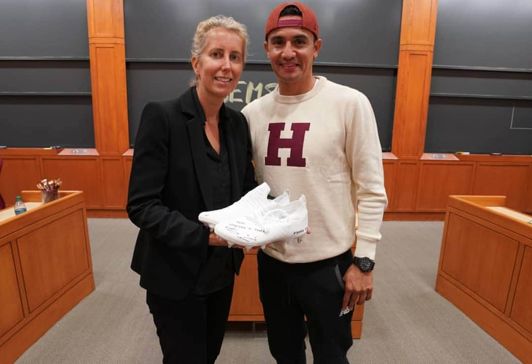 ティム・ケーヒルさんのインスタグラム写真 - (ティム・ケーヒルInstagram)「Hard to put into words how amazing it is to complete this course @harvardhbs with @anitaelberse BUSINESS of ENTERTAINMENT, MEDIA and SPORTS 🤩📚📖⚽️🏀📽🎤🎶 I left school at 16-17 years of age to follow my dreams and I'm so proud to head back to school to enhance my portfolio in the Business world and continue my education. #Blessed #FEARLESS #BEMS」6月3日 1時14分 - tim_cahill