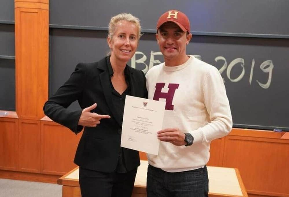 ティム・ケーヒルさんのインスタグラム写真 - (ティム・ケーヒルInstagram)「Hard to put into words how amazing it is to complete this course @harvardhbs with @anitaelberse BUSINESS of ENTERTAINMENT, MEDIA and SPORTS 🤩📚📖⚽️🏀📽🎤🎶 I left school at 16-17 years of age to follow my dreams and I'm so proud to head back to school to enhance my portfolio in the Business world and continue my education. #Blessed #FEARLESS #BEMS」6月3日 1時14分 - tim_cahill