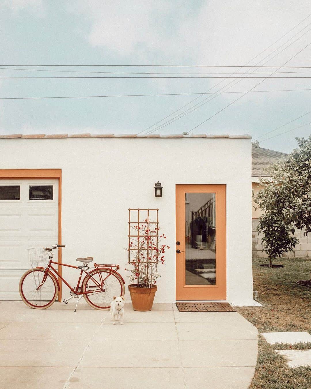 W E Y L I Eのインスタグラム：「Good morning ⛅️ Still kind of in disbelief that I have a guesthouse now 😍」
