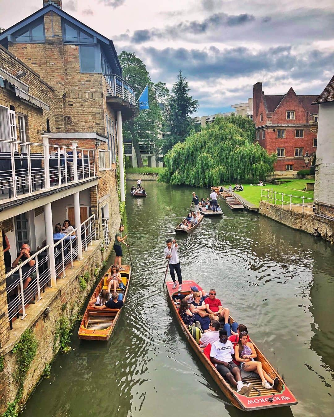 Seyda♥ Travel & Natureのインスタグラム：「Enjoying Sunday in #cambridge 💚❤️ #seydauk」