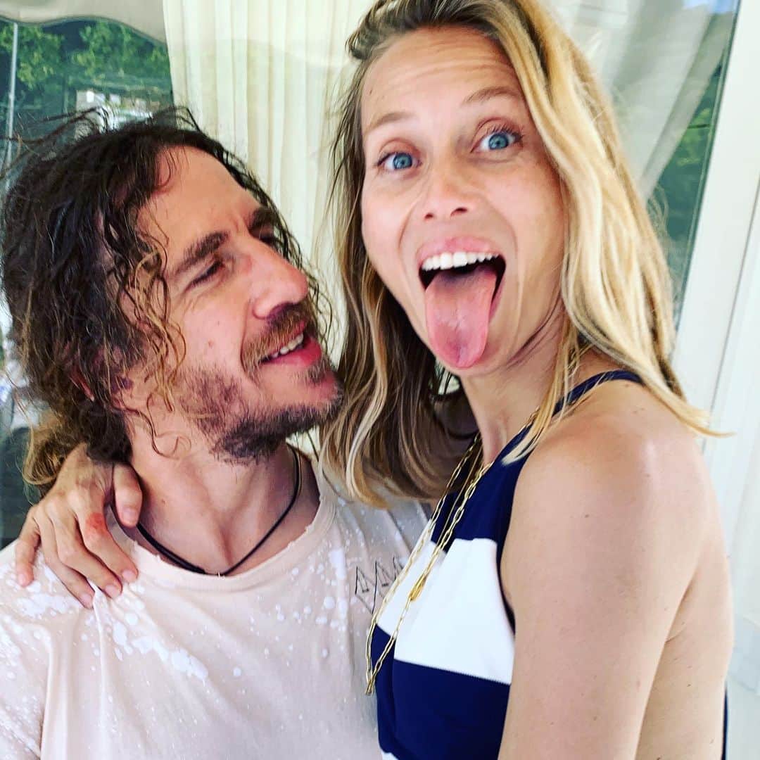 カルレス・プジョルのインスタグラム：「Lo mejor de irse, siempre es volver... love u @vanesalorenzo_」