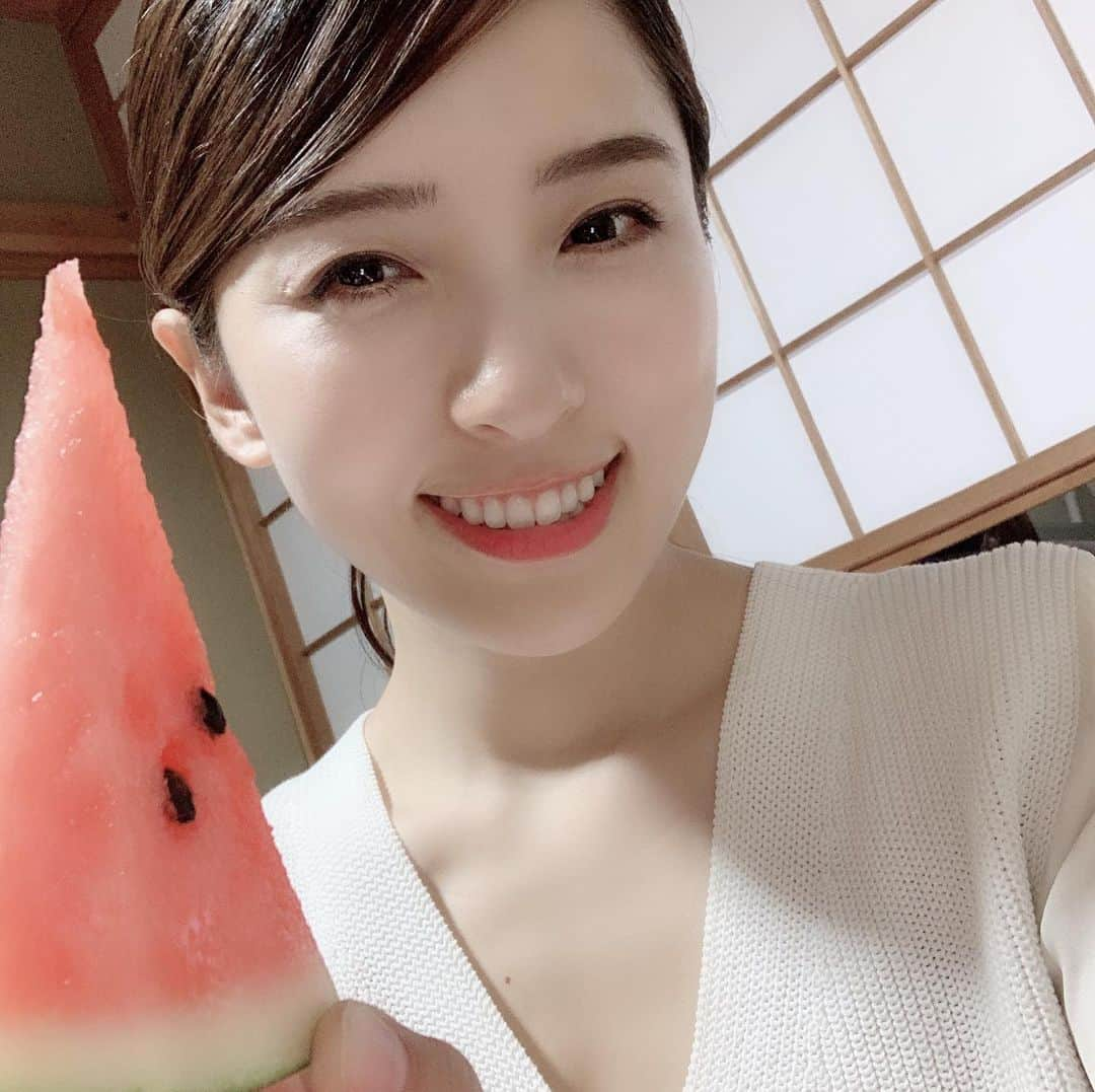 松井絵里奈さんのインスタグラム写真 - (松井絵里奈Instagram)「今日は、ロケで熊本へ✈︎✨ 熊本の食材は美味しいもんがいっぱいあるから、 よく熊本県産を見つけては 買っちゃいます♡ ワクワクしながら…朝日とともに羽田空港へ〜。 阿蘇くまもと空港に降り立ち、 幸せなファミリーとの出会いもあり、あっっという間の滞在時間でしたが、帰りはタクシードライバーさんに、道の駅に寄っていただきましたー♡ ホントは…温泉も行きたかった🤫♨️✨ 道の駅には、 すいかがたっっくさん🍉 ありました❣️ くまモンにも会えました✨ 大好きな、いきなりだんごも 食べられて幸せでした♪ 今度は、ゆっくり旅したいな〜熊本県💓🤤 #熊本県#九州#うまいもん #食材#ロケ#楽しかった #日帰り #松井絵里奈#スイカ #もうスイカが売ってるの #🍉#いきなりだんご」6月3日 1時26分 - erina74xx