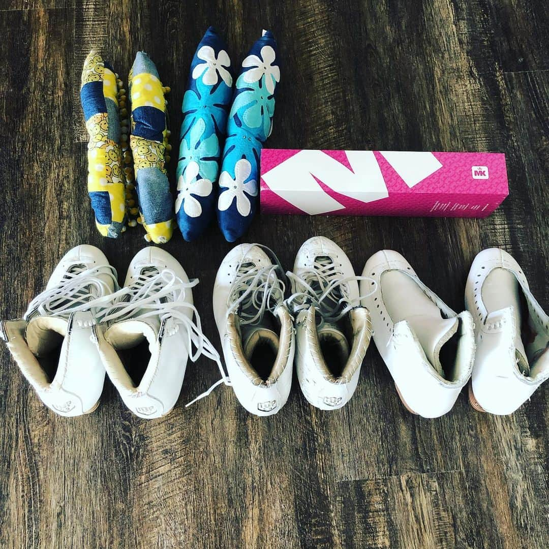 村主章枝さんのインスタグラム写真 - (村主章枝Instagram)「So many shoes and blades😅 I'm wearing MK blades for more than 30 years @mkblades  @riekobloom  #figureskating」6月3日 1時27分 - fumie.suguri