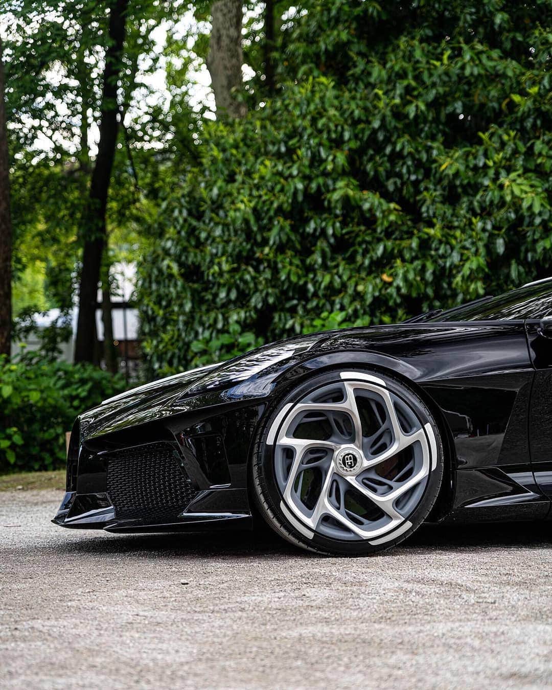 Kik:SoLeimanRTさんのインスタグラム写真 - (Kik:SoLeimanRTInstagram)「@horsepower_hunters  One expensive black car... #Bugatti #LaVoitureNoire #HorsepowerHunters #Cernobbio」6月3日 1時37分 - carinstagram