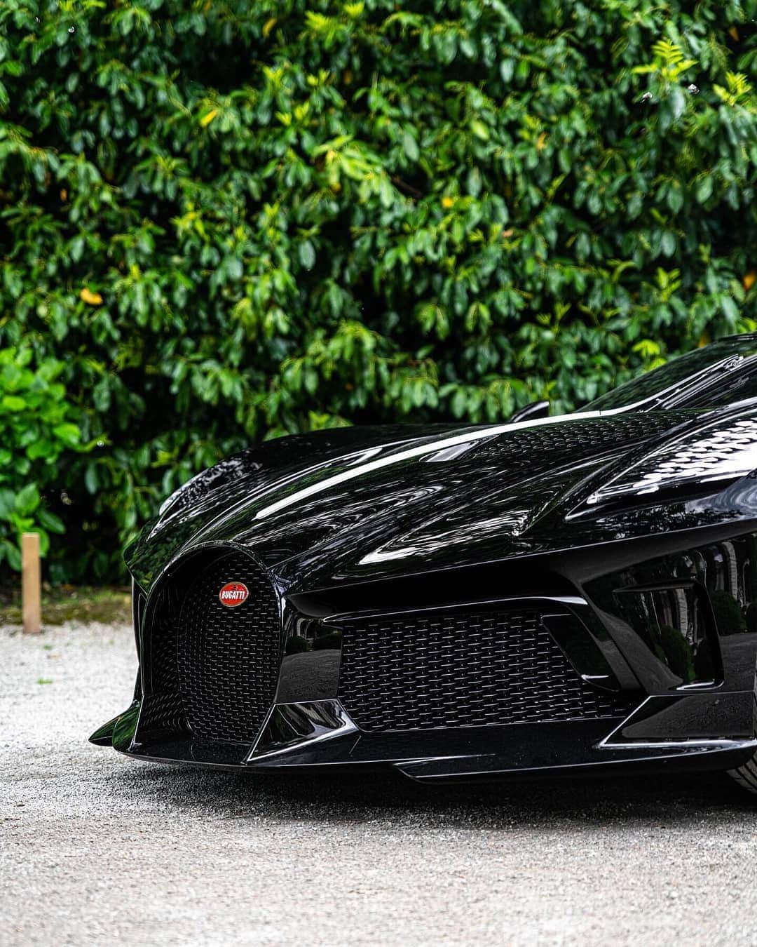 Kik:SoLeimanRTさんのインスタグラム写真 - (Kik:SoLeimanRTInstagram)「@horsepower_hunters  One expensive black car... #Bugatti #LaVoitureNoire #HorsepowerHunters #Cernobbio」6月3日 1時37分 - carinstagram