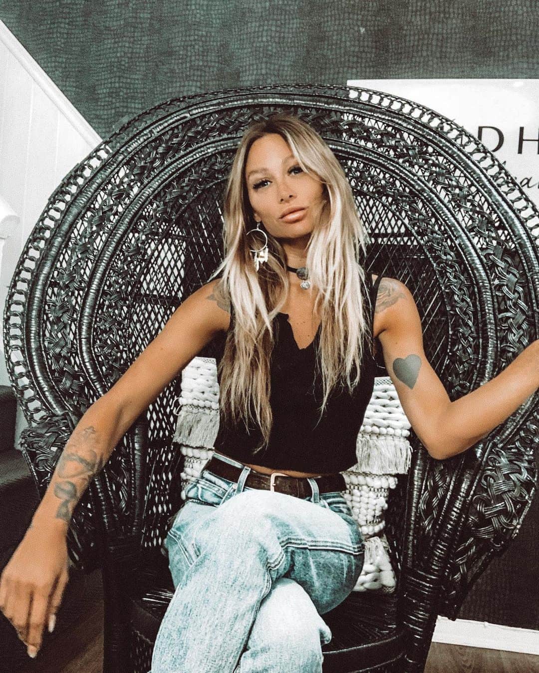 ルー・ティーズデールのインスタグラム：「When you drive all the way to Stamford for the best lashes @mudhoneybeauty 🖤 ————————————————————- (Jeans @loversfriendsla @revolve)」
